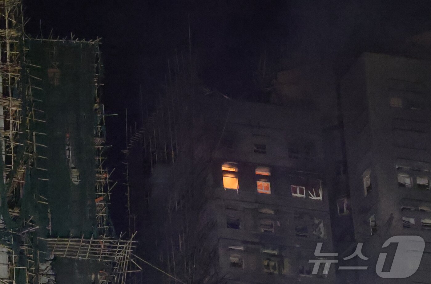 본문 이미지 - 27일 대형 화재가 발생한 홍콩 북부 타이포 구역의 웡 푹 코트 아파트 단지에 불길이 여전히 남아 있다. 지난 26일 발생한 화재로 최소 75명이 사망했다. 2025.11.28/뉴스1 ⓒ News1 권현진 기자