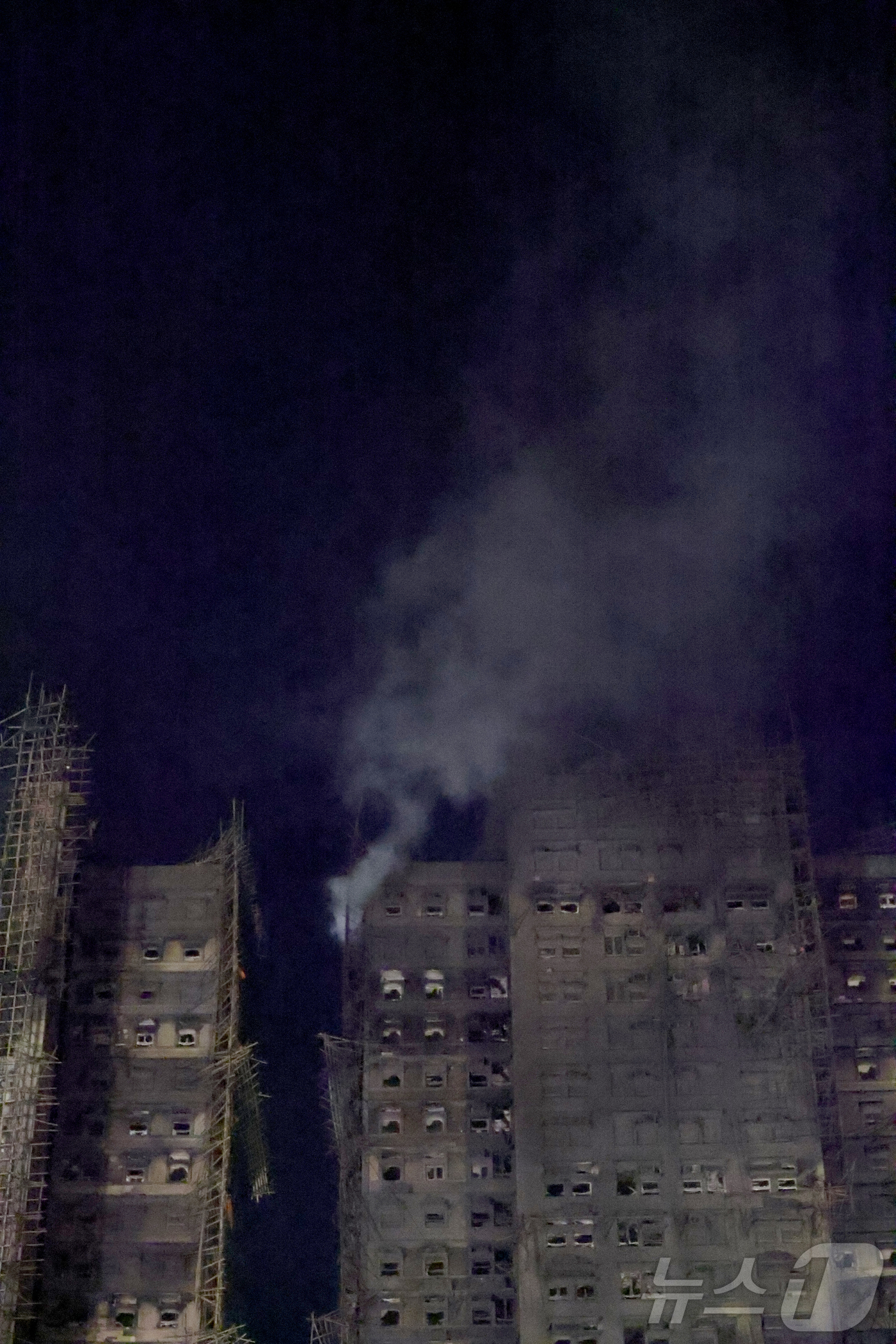 (홍콩=뉴스1) 권현진 기자 = 27일(현지시간) 대형 화재가 발생한 홍콩 북부 타이포 구역의 웡 푹 코트 아파트 단지에 연기가 피어오르고 있다. 지난 26일 발생한 화재로 최소 …