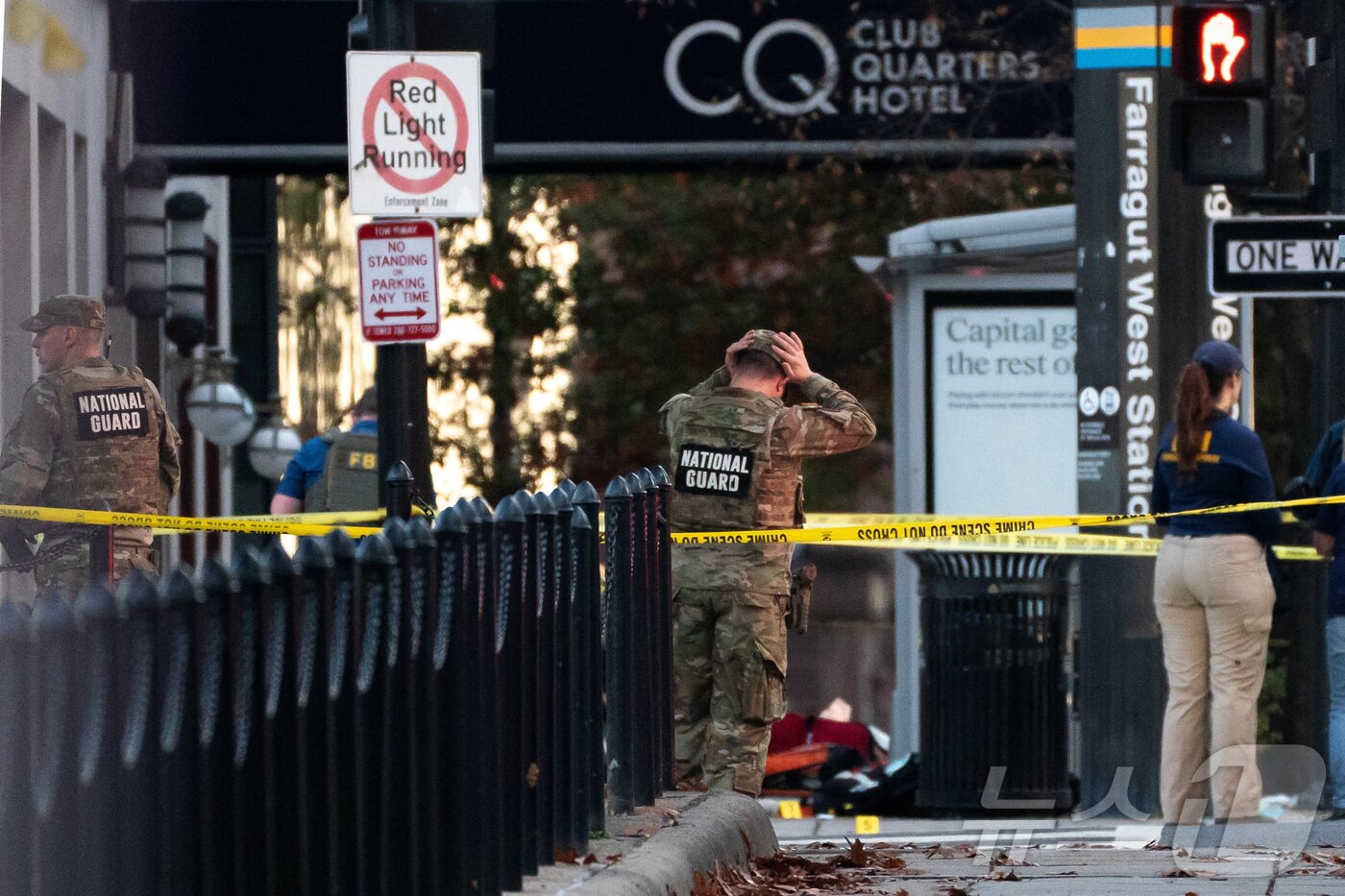 본문 이미지 - 지난 26일&#40;현지시간&#41; 워싱턴DC 도심에서 발생한 총격사건 현장. 백악관에서 불과 몇 블록 떨어진 거리에서 발생한 이번 사건으로 총격을 입은 2명의 웨스트버지니아 주 방위군 소속 병사는 수술을 받았으며 현재 위중한 상태다. 용의자는 아프가니스탄 국적의 라흐마눌라 라칸왈&#40;29&#41;로 알려졌다. 2025.11.27. ⓒ 로이터=뉴스1 ⓒ News1 류정민 특파원