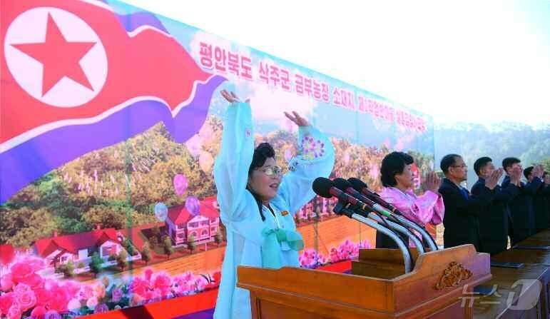 (평양 노동신문=뉴스1) = 북한 노동당 기관지 노동신문은 28일 삭주군 금부리와 피현군 당후리에 현대적인 농촌문화주택들이 건설됐다고 보도했다. [국내에서만 사용가능. 재배포 금지 …