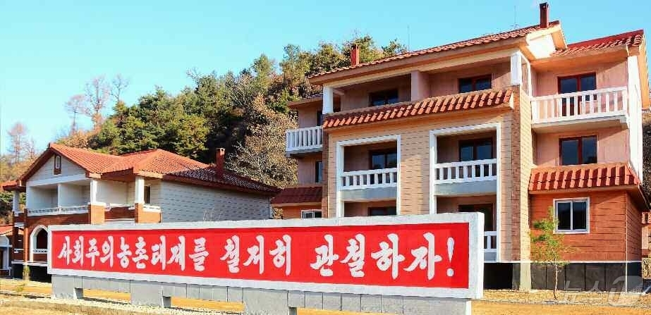 (평양 노동신문=뉴스1) = 북한 노동당 기관지 노동신문은 28일 삭주군 금부리와 피현군 당후리에 현대적인 농촌문화주택들이 건설됐다고 보도했다. [국내에서만 사용가능. 재배포 금지 …