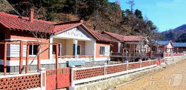 (평양 노동신문=뉴스1) = 북한 노동당 기관지 노동신문은 28일 삭주군 금부리와 피현군 당후리에 현대적인 농촌문화주택들이 건설됐다고 보도했다. [국내에서만 사용가능. 재배포 금지 …