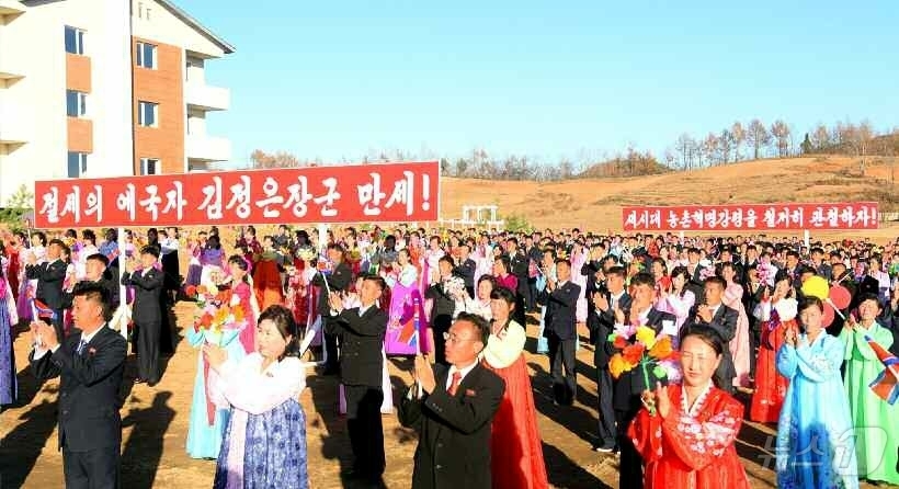 (평양 노동신문=뉴스1) = 북한 노동당 기관지 노동신문은 28일 삭주군 금부리와 피현군 당후리에 현대적인 농촌문화주택들이 건설됐다고 보도했다. [국내에서만 사용가능. 재배포 금지 …