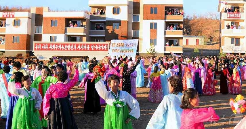 (평양 노동신문=뉴스1) = 북한 노동당 기관지 노동신문은 28일 삭주군 금부리와 피현군 당후리에 현대적인 농촌문화주택들이 건설됐다고 보도했다. [국내에서만 사용가능. 재배포 금지 …