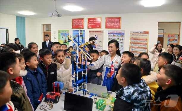 (평양 노동신문=뉴스1) = 북한 노동당 기관지 노동신문은 통합병설학교인 낙랑구역 전진고급중학교 준공식이 27일 진행됐다고 28일 보도했다. [국내에서만 사용가능. 재배포 금지. …