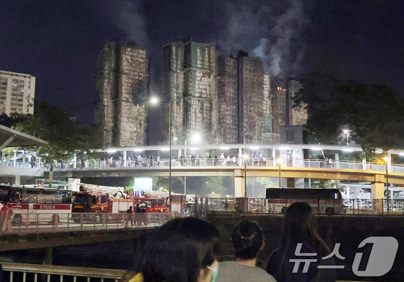 (홍콩=뉴스1) 권현진 기자 = 27일 홍콩 북부 타이포 구역의 웡 푹 코트(Wang Fuk Court) 아파트 화재 현장에서 연기가 피어오르고 있다. 2025.11.28/뉴스1