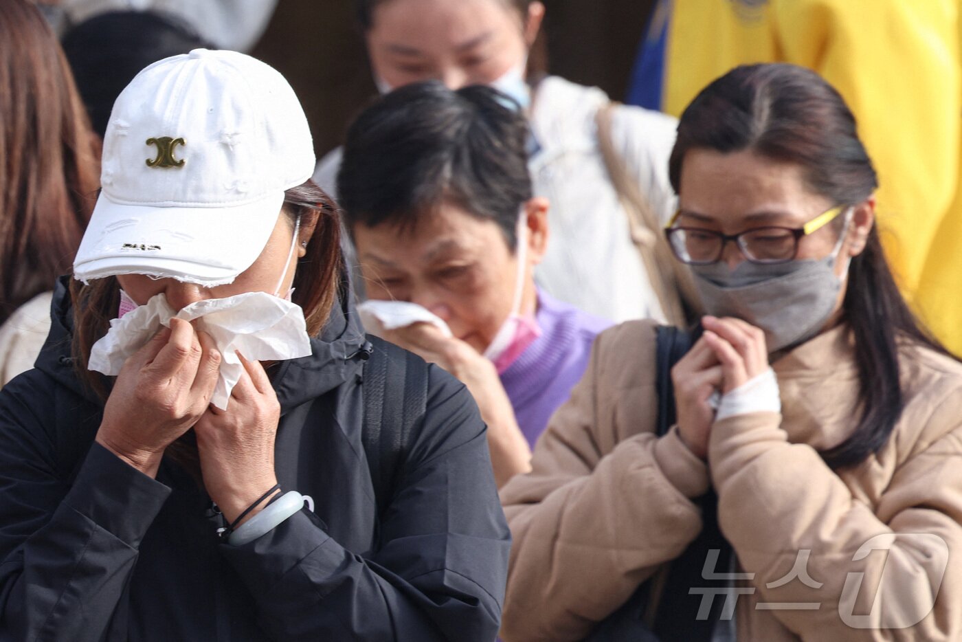 본문 이미지 - 27일 홍콩 타이포 지역 왕 푹 콕 아파트 단지 화재 이후 왕 푹 커뮤니티 홀에서 피해자 가족들이 눈물을 흘리고 있다. ⓒ 로이터=뉴스1 ⓒ News1 임세영 기자
