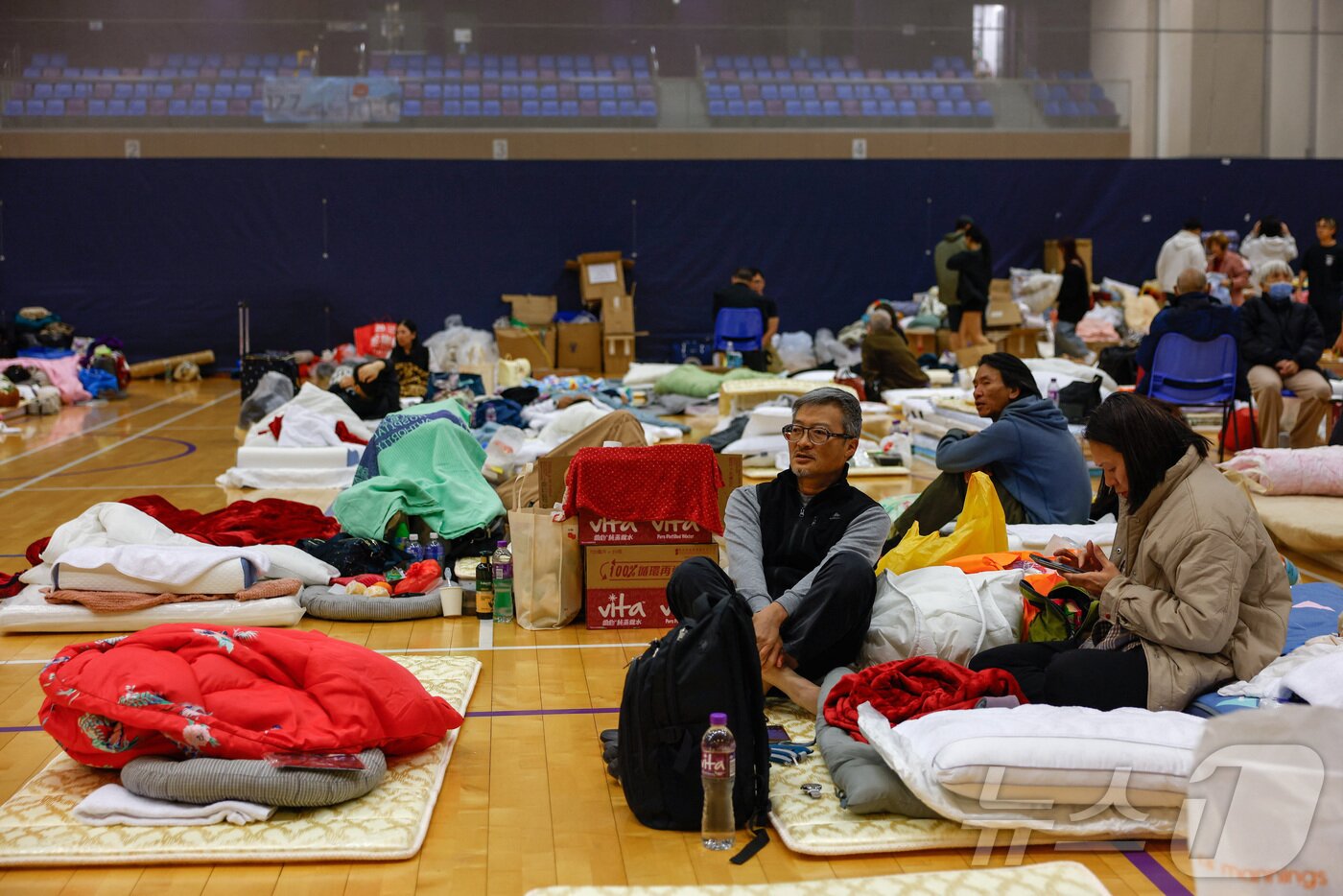 본문 이미지 - 27일 홍콩 타이포 지역 왕 푹 콕 아파트 단지 화재 이후 피해자들이 대피소에 대피하고 있다. ⓒ 로이터=뉴스1 ⓒ News1 임세영 기자