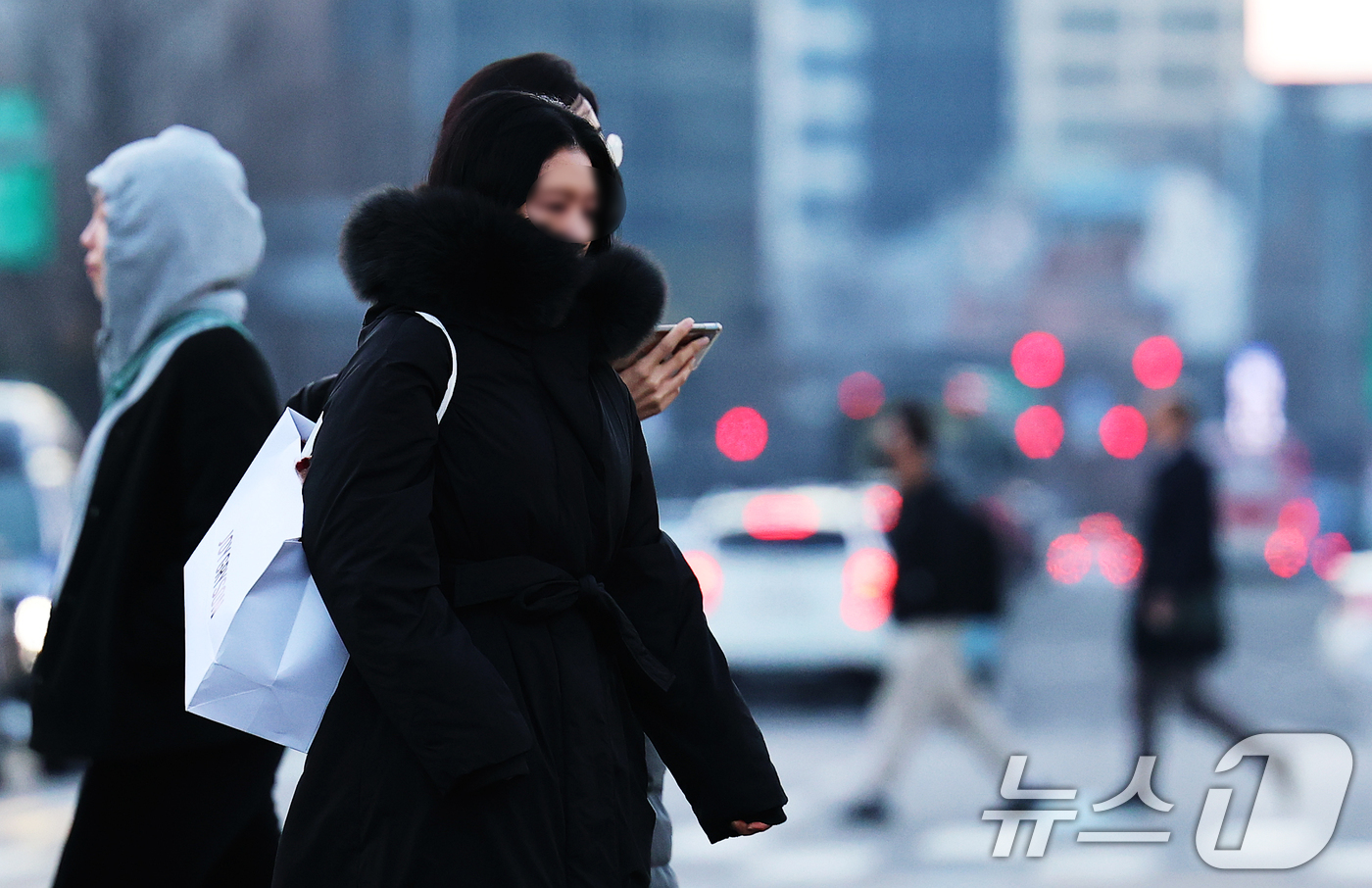 (서울=뉴스1) 오대일 기자 = 칼바람 속 영하권 날씨를 보인 28일 오전 서울 광화문 네거리에서 시민들이 몸을 움츠린 채 출근길 발걸음을 재촉하고 있다. 2025.11.28/뉴스 …