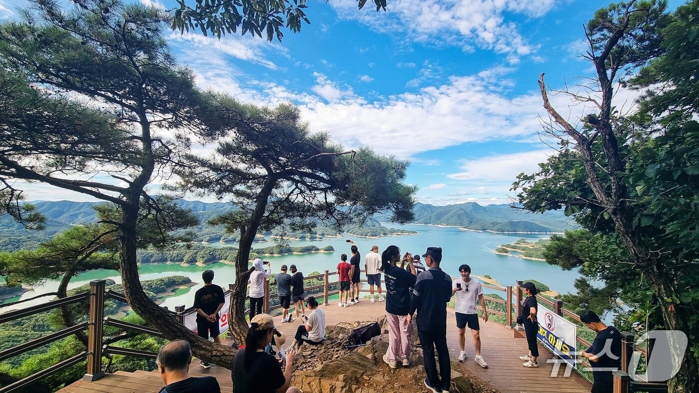 본문 이미지 - 5회 충주관광 전국사진 공모전 휴대전화 부문 대상작 &#39;악어봉2&#39;&#40;충주시 제공. 재판매 및 DB금지&#41;/뉴스1 