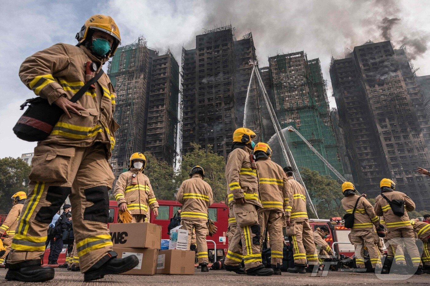 본문 이미지 - 27일 홍콩 타이포 지역 왕 푹 콕 아파트 단지 화재 현장. 주불은 진압됐지만, 아직 잔불이 남아 있어 소방 작업이 지금도 진행 중이다. ⓒ AFP=뉴스1 ⓒ News1 임세영 기자