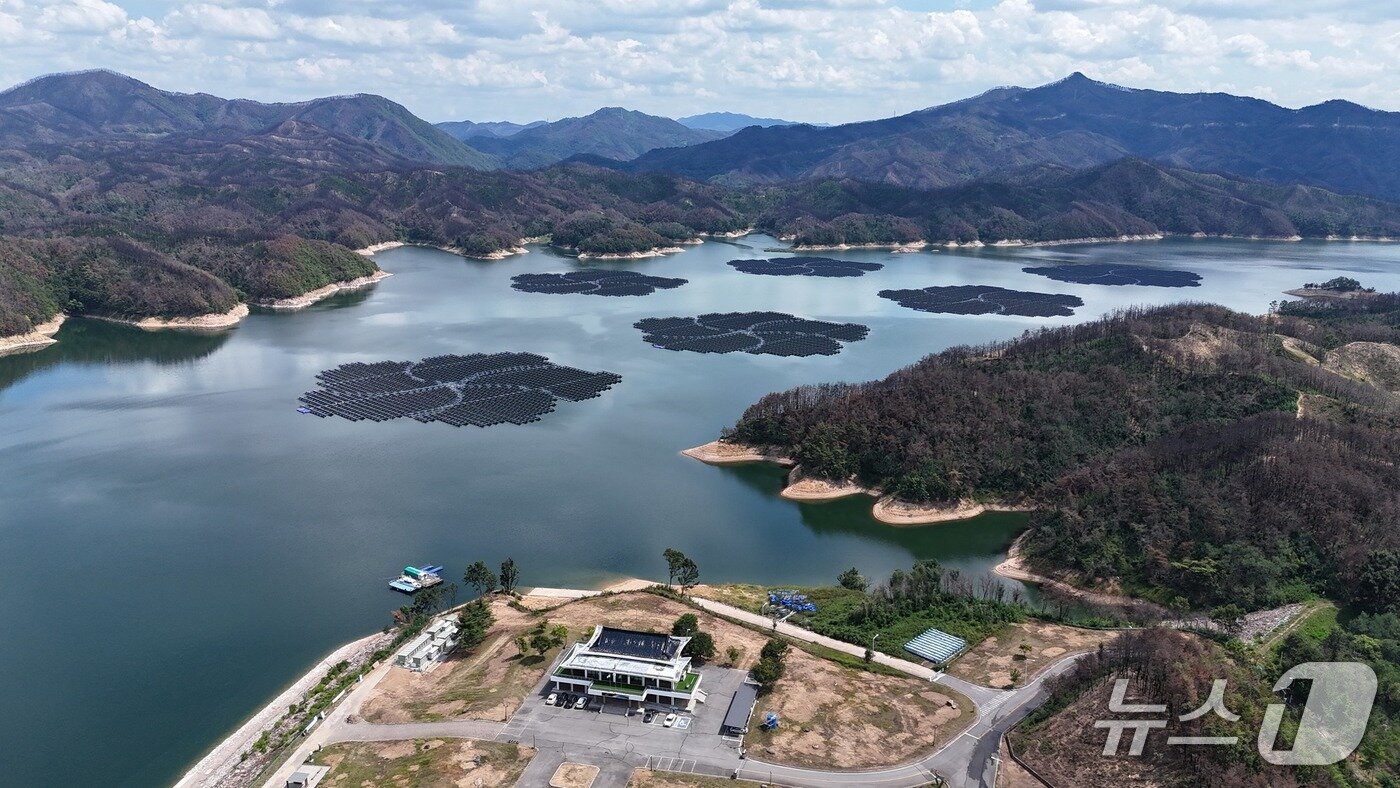 본문 이미지 - 임하댐 수상태양광 집적화단지 전경. 설치지역인 안동시의 호국정신을 담아 무궁화 경관 디자인을 적용했다.&#40;한국수자원공사 제공.재판매 및 DB금지&#41;/뉴스1