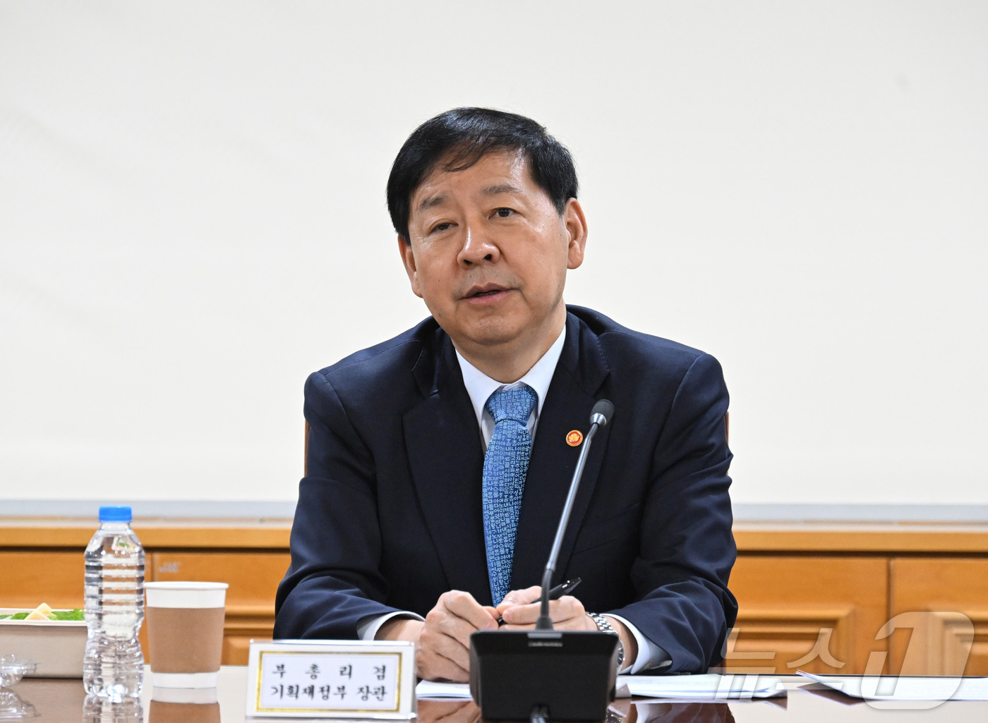 (서울=뉴스1) = 구윤철 부총리 겸 기획재정부 장관이 28일 서울 중구 은행연합회에서 열린 시장상황점검회의를 주재하고 있다. (기획재정부 제공. 재판매 및 DB 금지) 2025. …