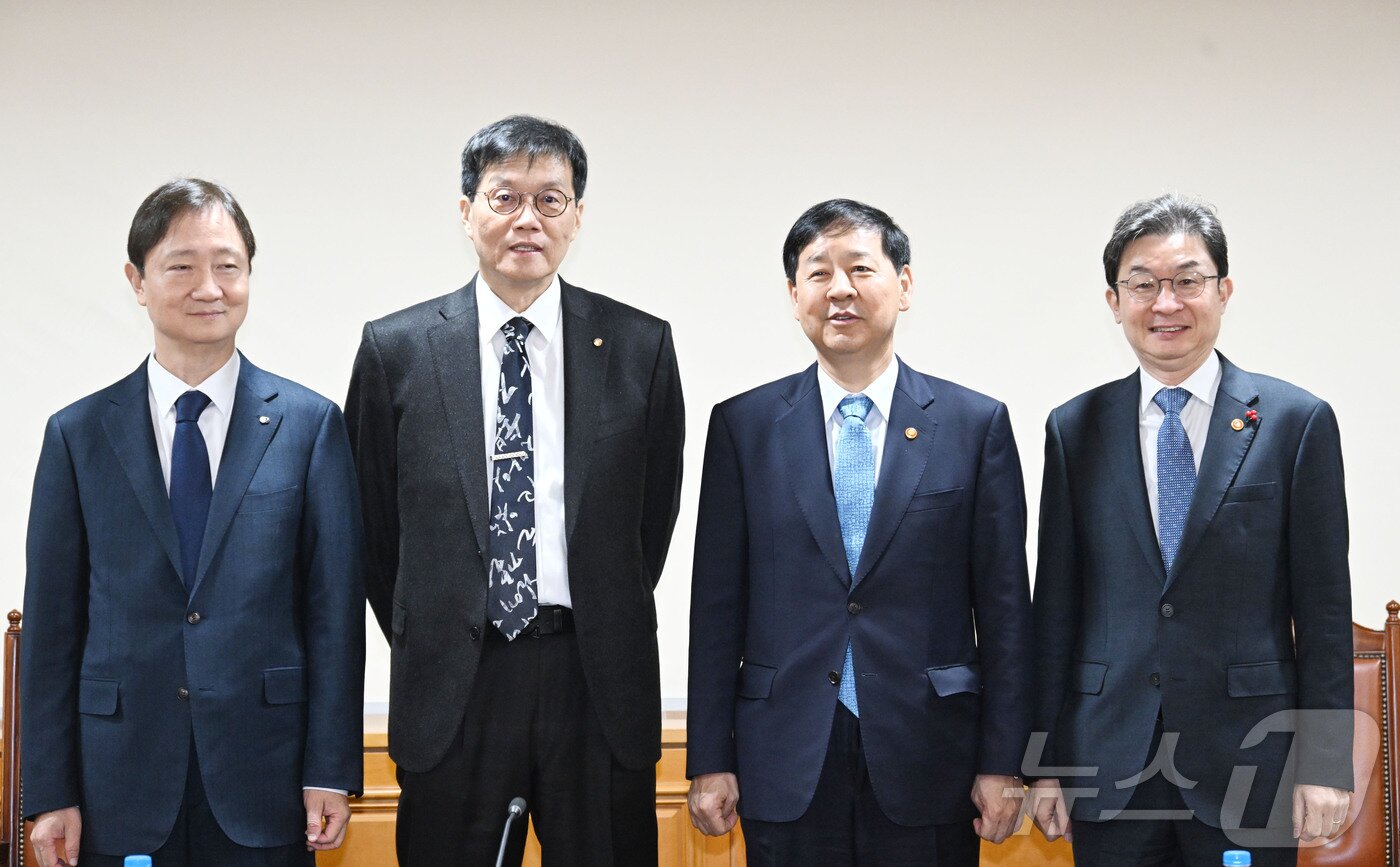 본문 이미지 - 구윤철 부총리 겸 기획재정부 장관이 지난달 28일 서울 중구 은행연합회에서 열린 시장상황점검회의에서 이찬진 금융감독원장, 이창용 한국은행 총재, 이억원 금융위원장과 기념 촬영을 하고 있다. (기획재정부 제공. 재판매 및 DB 금지) 2025.11.28/뉴스1