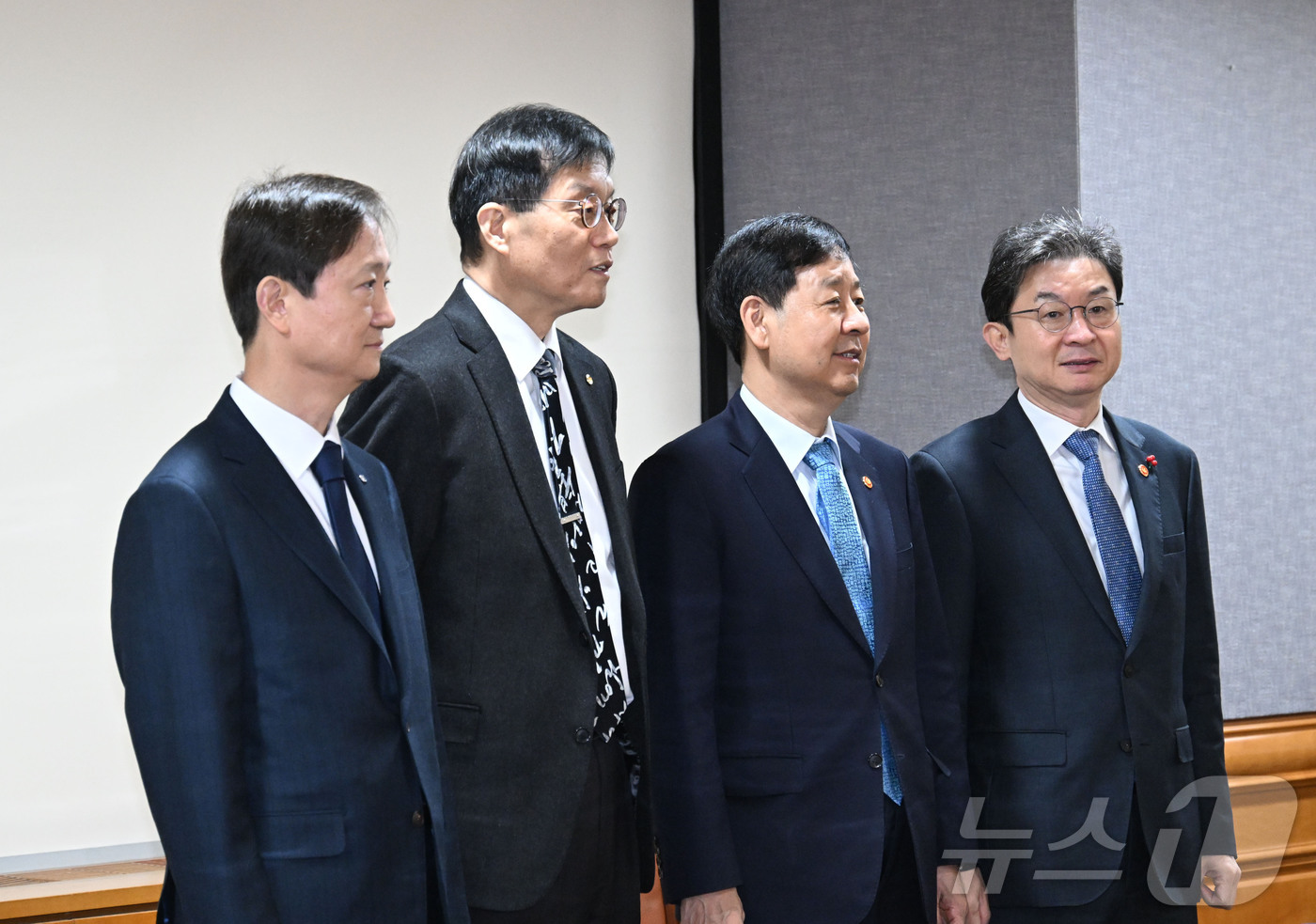 (서울=뉴스1) = 구윤철 부총리 겸 기획재정부 장관이 28일 서울 중구 은행연합회에서 열린 시장상황점검회의에서 이찬진 금융감독원장, 이창용 한국은행 총재, 이억원 금융위원장과 기 …