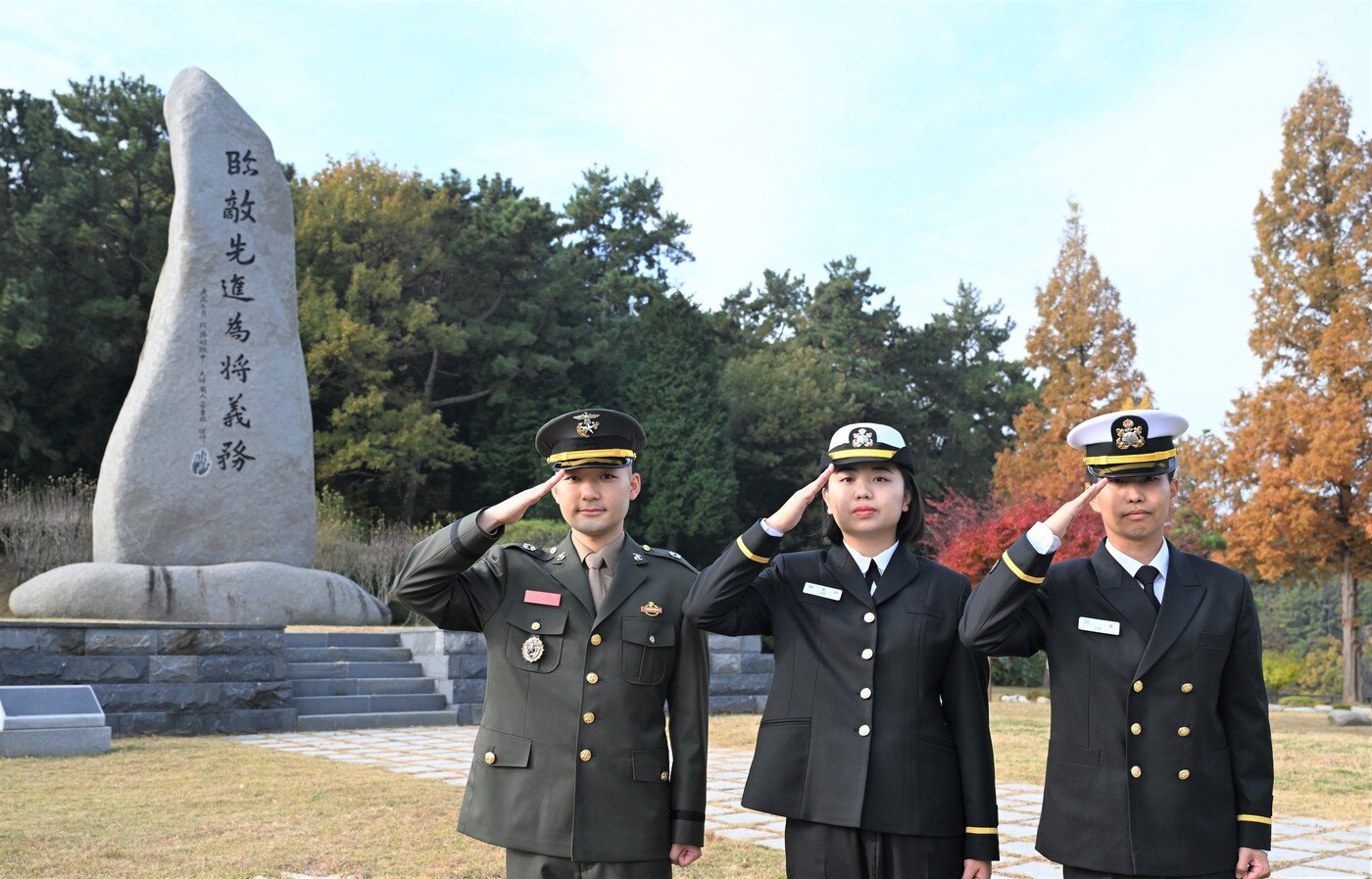 본문 이미지 - 28일 임관한 육다빈 해병소위&#40;왼쪽&#41;, 이주리 해군소위&#40;가운데&#41;, 이솔 해군소위&#40;오른쪽&#41;