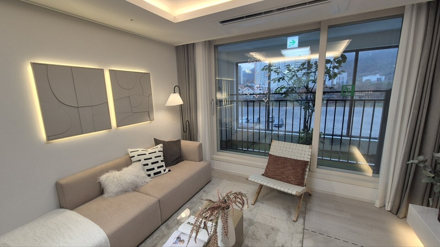 본문 이미지 - 남양주 왕숙 A24블록 55형 주택 거실 모습. 2025.11.27/뉴스1 김동규 기자ⓒ news1