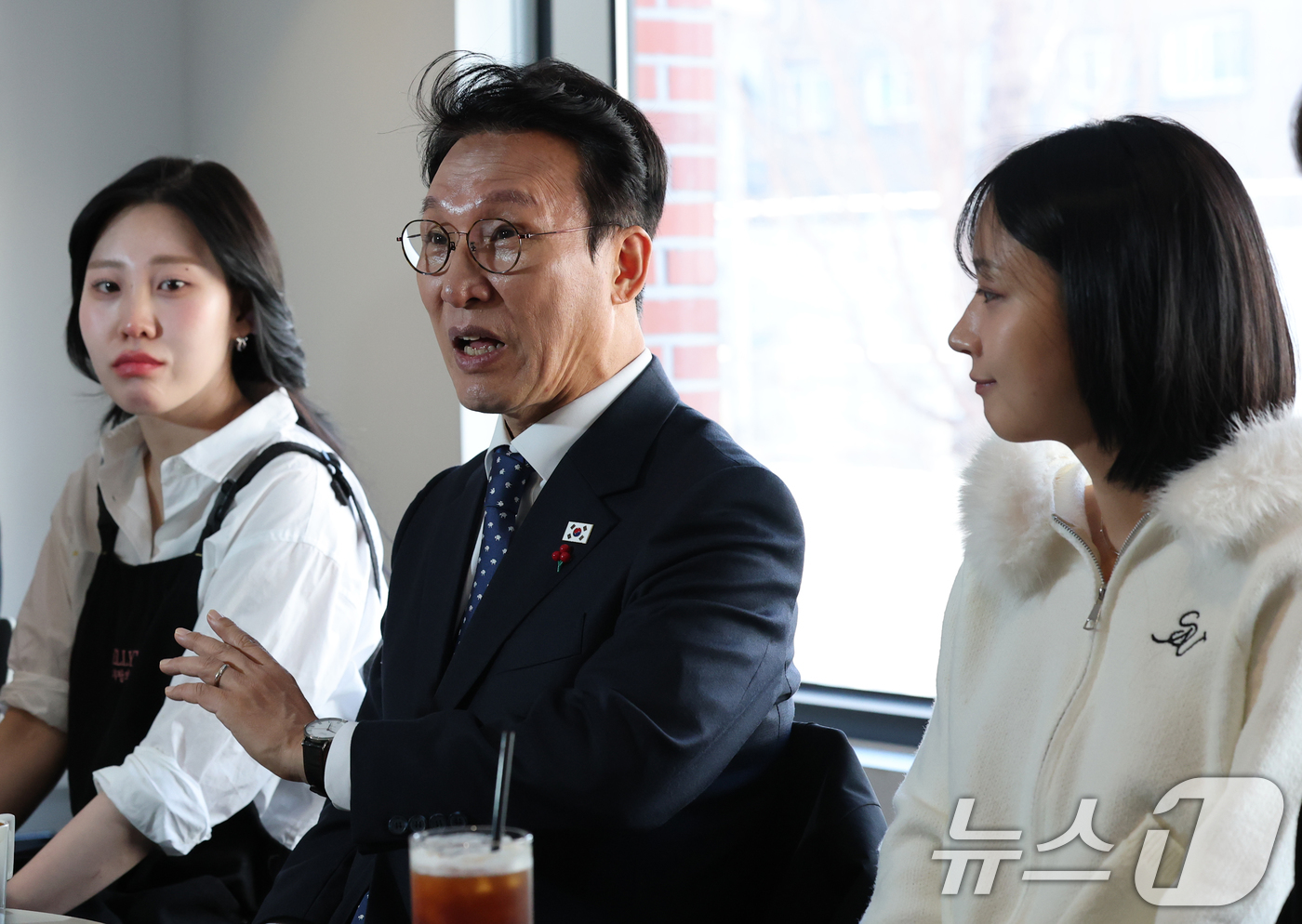 (대전=뉴스1) 김기태 기자 = 김민석 국무총리가 28일 대전시 중구 대흥동 뮤제베이커리에서 상인들과 간담회를 갖고 있다.  2025.11.28/뉴스1