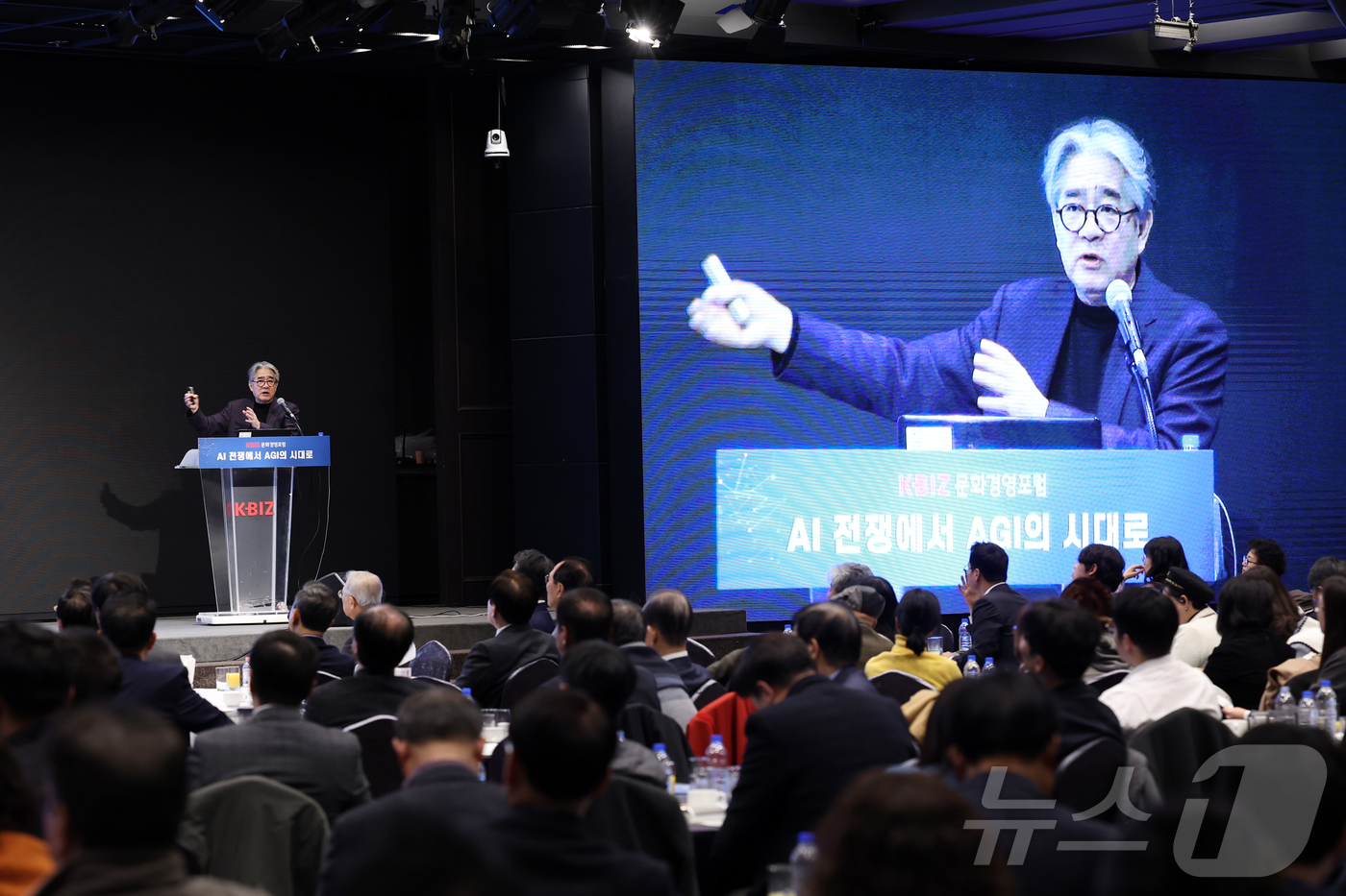 (서울=뉴스1) = 중소기업중앙회는 28일 여의도 중소기업중앙회에서 한상기 테크프론티어 대표를 초청해 ‘KBIZ 문화경영포럼’을 개최했다고 밝혔다. 사진은 강연하는 한상기 대표의 …