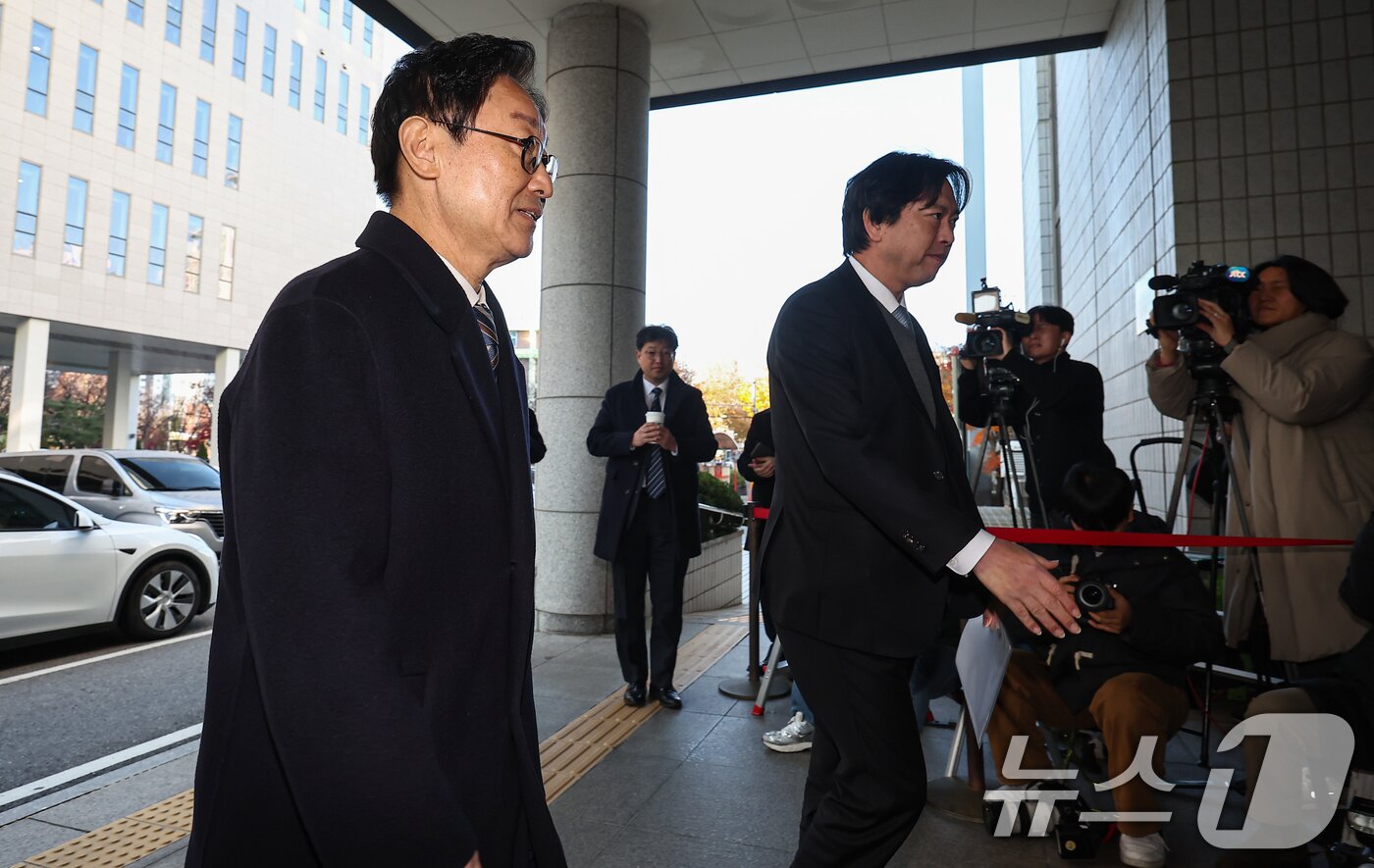 본문 이미지 - 박범계 더불어민주당 의원이 28일 서울 양천구 남부지방법원에서 열린 국회 패스트트랙&#40;신속처리안건&#41; 충돌 사건 관련 결심 공판에 출석하고 있다. 2025.11.28/뉴스1 ⓒ News1 김도우 기자