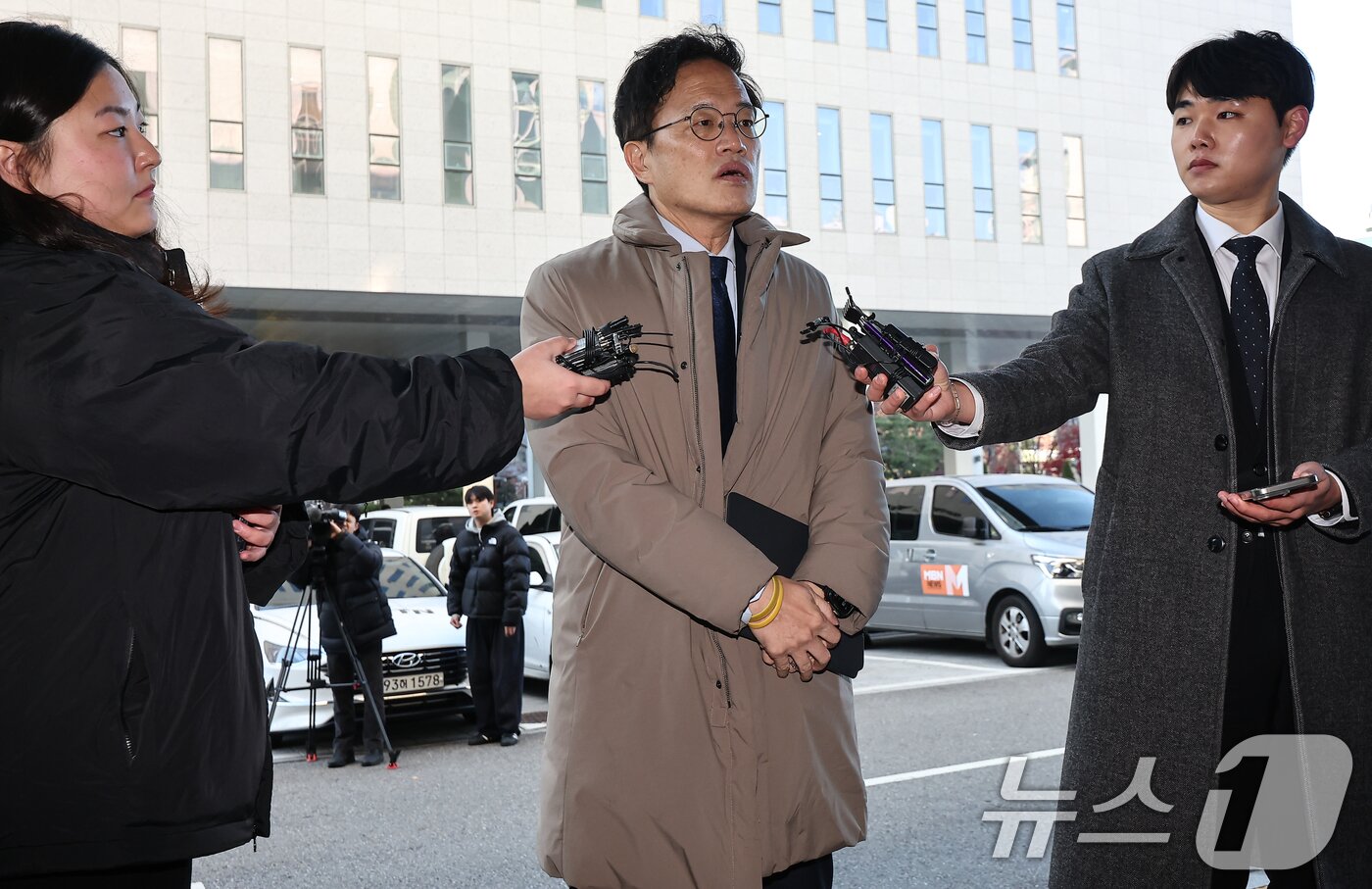 본문 이미지 - 박주민 더불어민주당 의원이 28일 서울 양천구 남부지방법원에서 열린 국회 패스트트랙&#40;신속처리안건&#41; 충돌 사건 관련 결심 공판에 출석하며 취재진 질문에 답하고 있다. 2025.11.28/뉴스1 ⓒ News1 김도우 기자