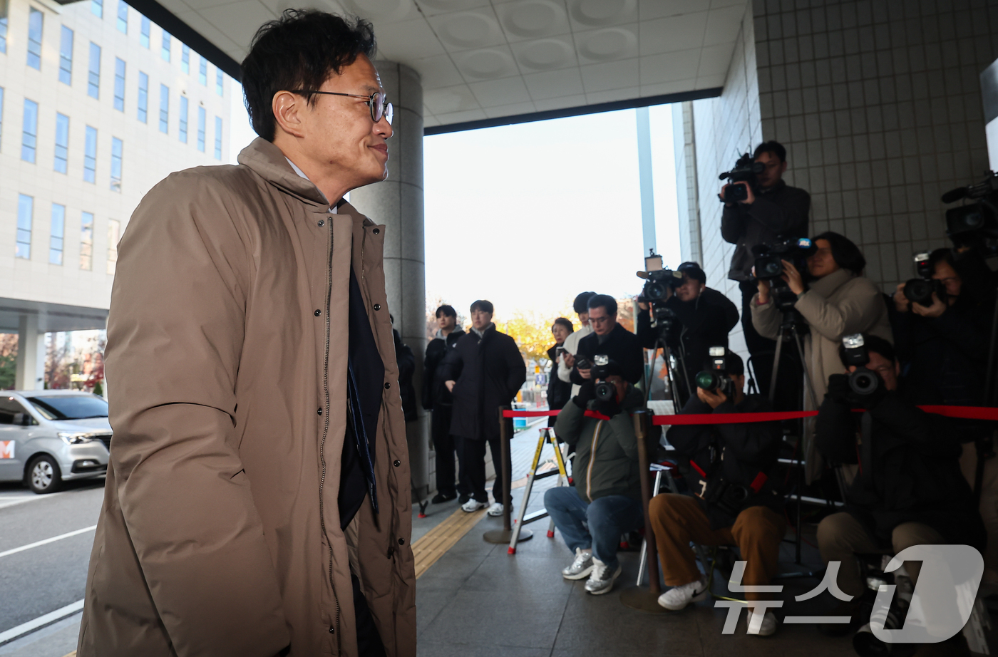 (서울=뉴스1) 김도우 기자 = 박주민 더불어민주당 의원이 28일 서울 양천구 남부지방법원에서 열린 국회 패스트트랙(신속처리안건) 충돌 사건 관련 결심 공판에 출석하고 있다. 20 …