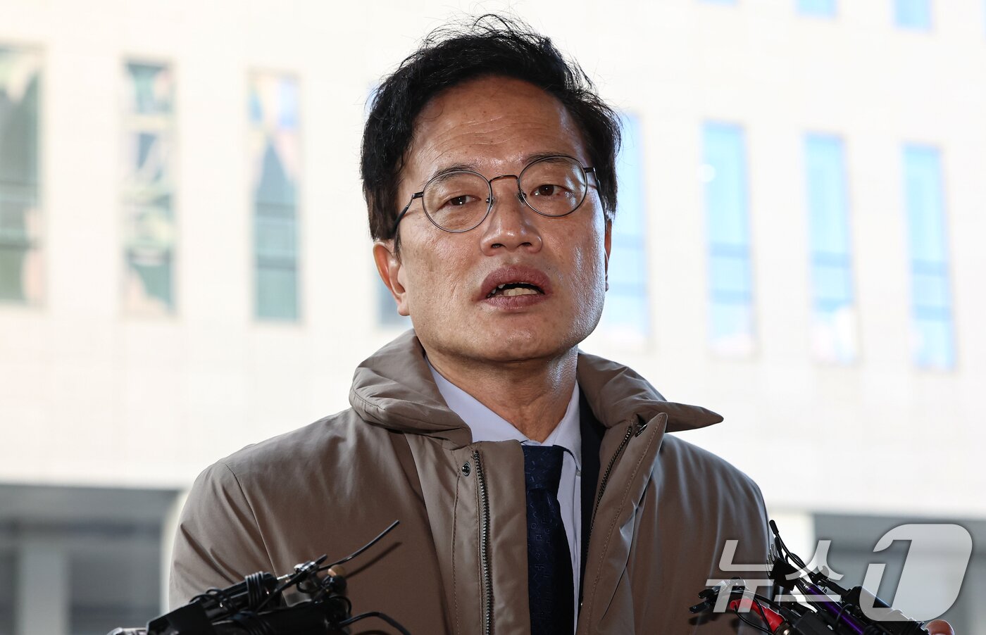 본문 이미지 - 박주민 더불어민주당 의원이 28일 서울 양천구 남부지방법원에서 열린 국회 패스트트랙&#40;신속처리안건&#41; 충돌 사건 관련 결심 공판에 출석하며 취재진 질문에 답하고 있다. 2025.11.28/뉴스1 ⓒ News1 김도우 기자