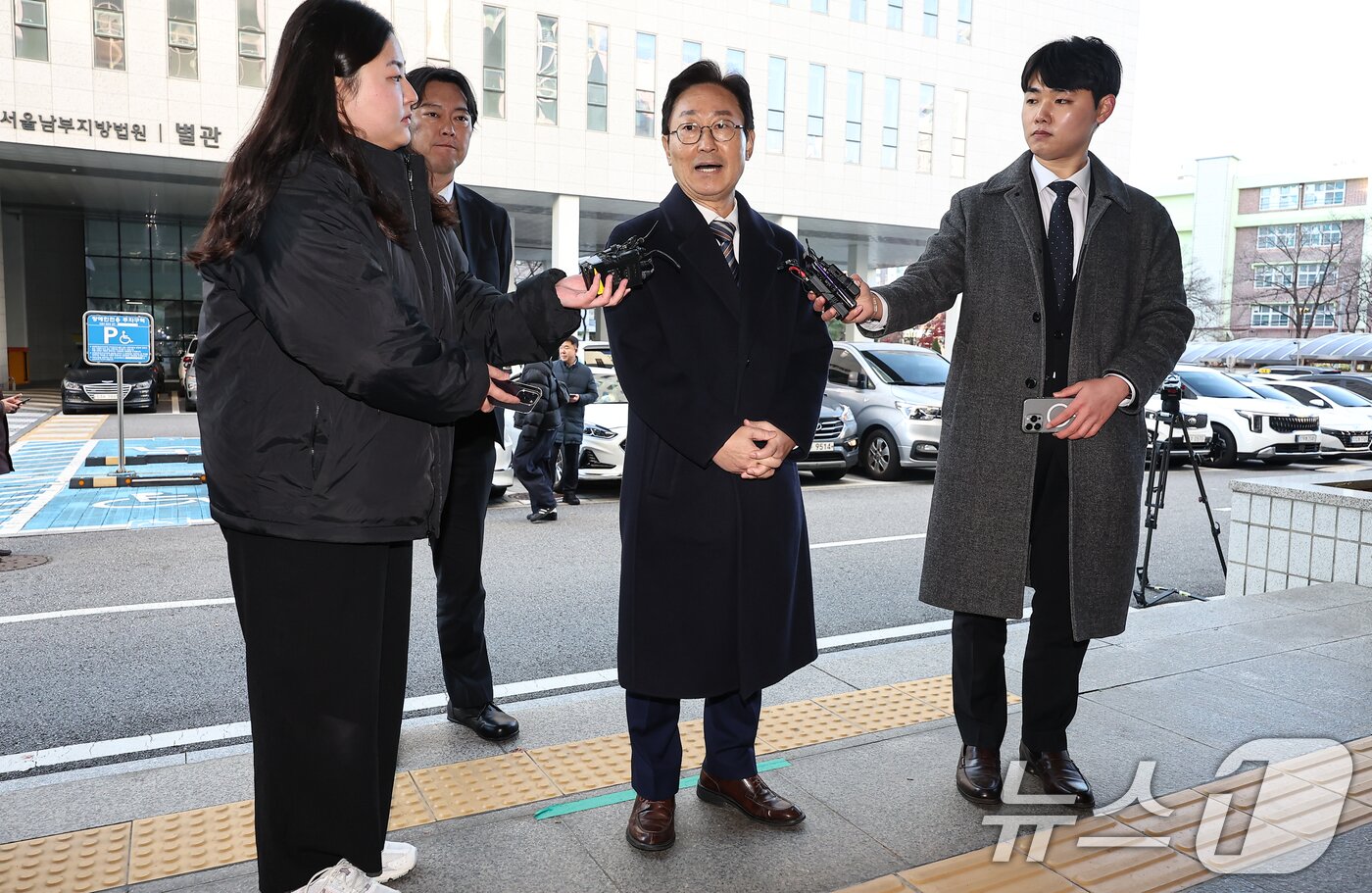 본문 이미지 - 박범계 더불어민주당 의원이 28일 서울 양천구 남부지방법원에서 열린 국회 패스트트랙&#40;신속처리안건&#41; 충돌 사건 관련 결심 공판에 출석하며 취재진 질문에 답하고 있다. 2025.11.28/뉴스1 ⓒ News1 김도우 기자