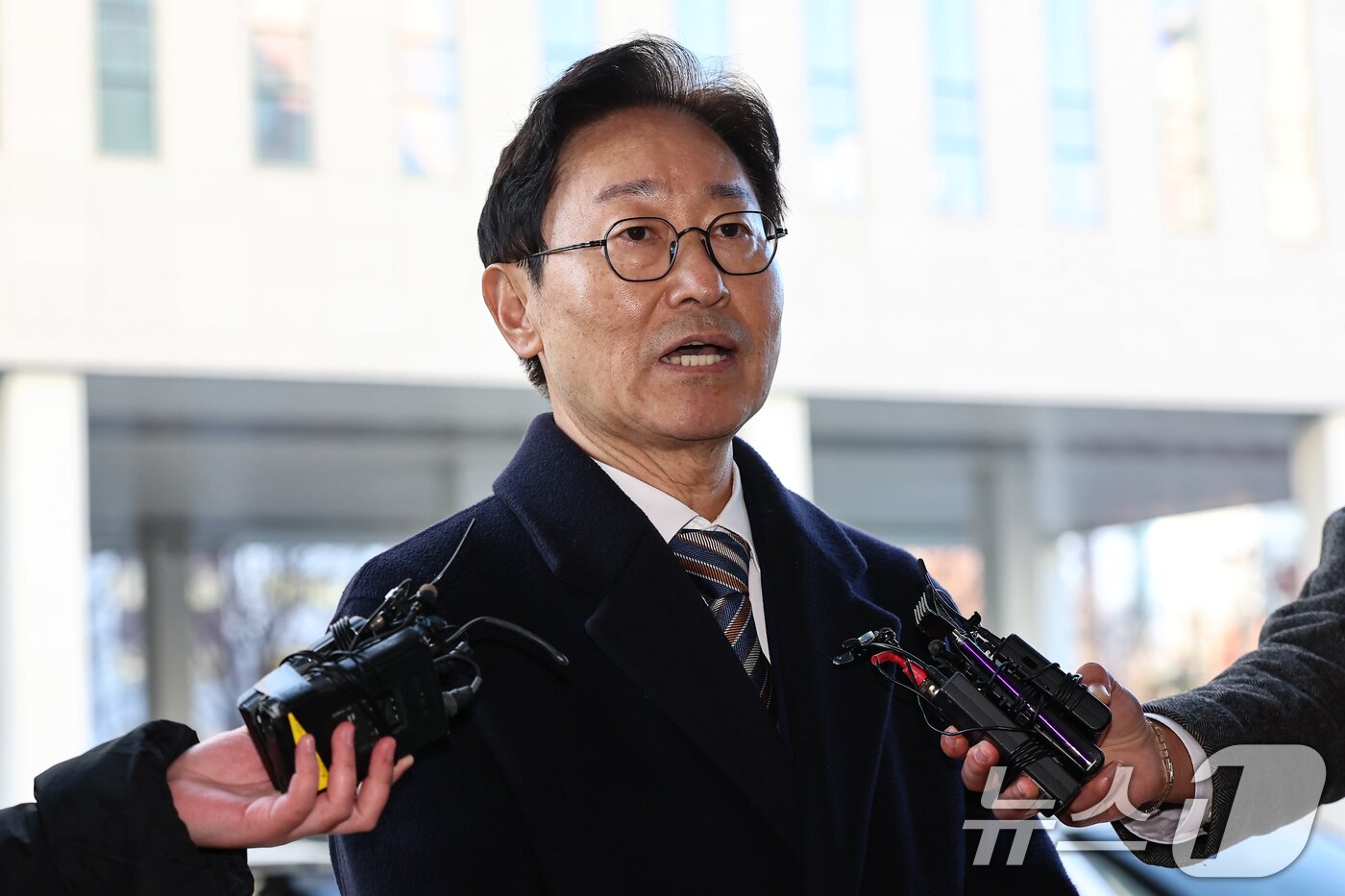 본문 이미지 - 박범계 더불어민주당 의원이 28일 서울 양천구 남부지방법원에서 열린 국회 패스트트랙&#40;신속처리안건&#41; 충돌 사건 관련 결심 공판에 출석하며 취재진 질문에 답하고 있다. 2025.11.28/뉴스1 ⓒ News1 김도우 기자