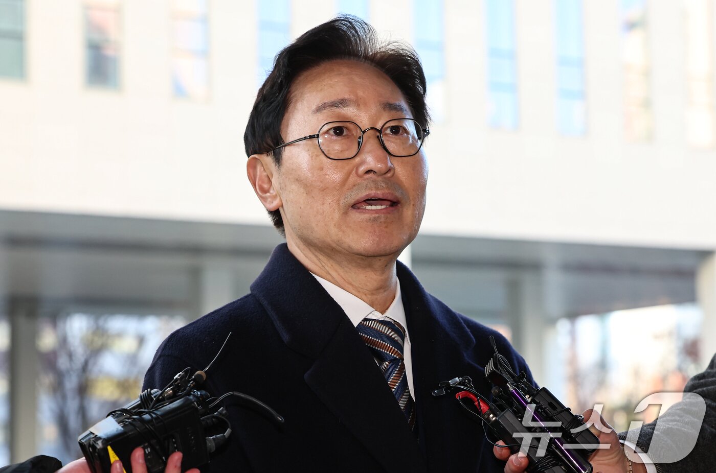 본문 이미지 - 박범계 더불어민주당 의원이 28일 서울 양천구 남부지방법원에서 열린 국회 패스트트랙&#40;신속처리안건&#41; 충돌 사건 관련 결심 공판에 출석하며 취재진 질문에 답하고 있다. 2025.11.28/뉴스1 ⓒ News1 김도우 기자