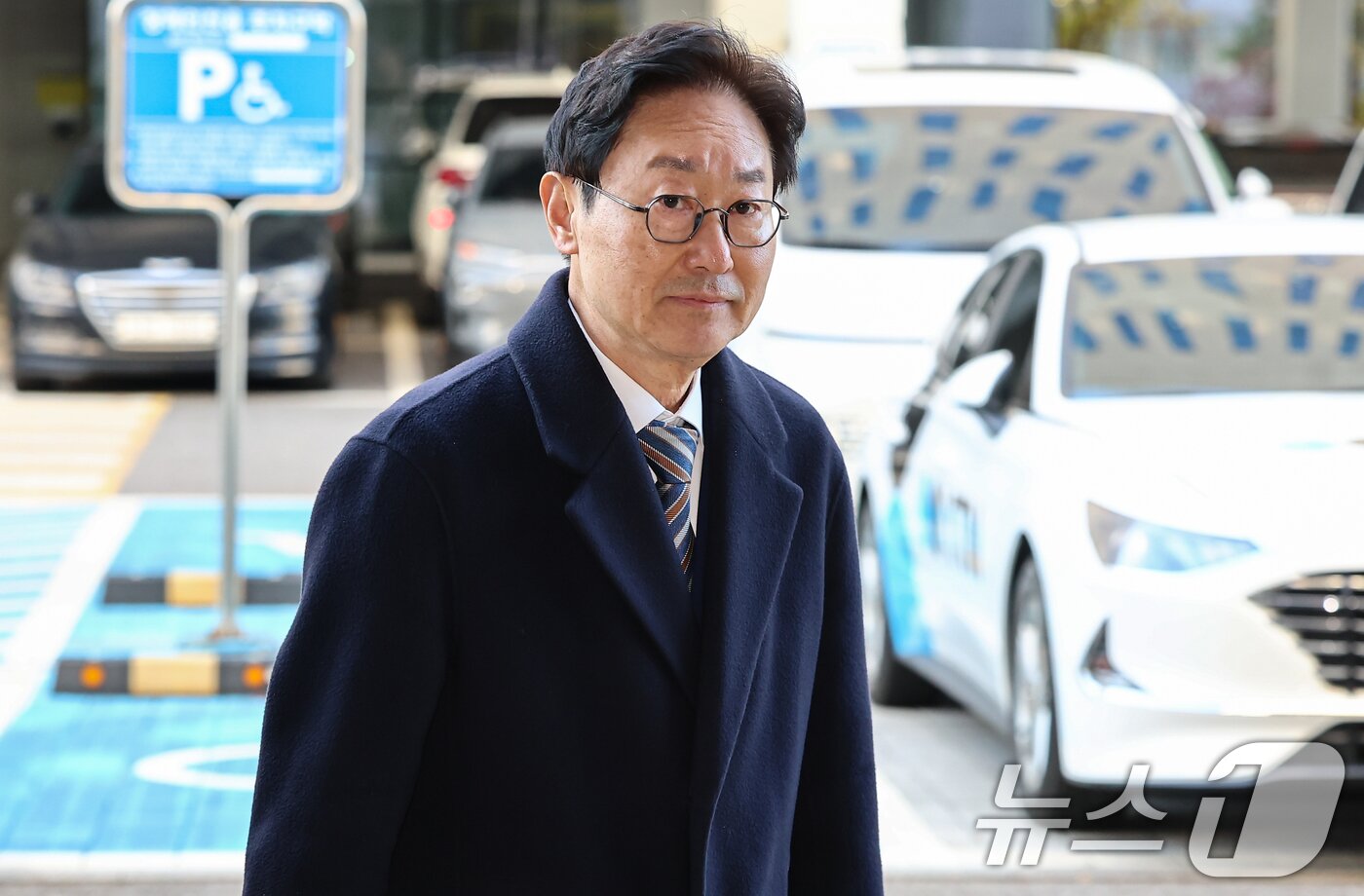 본문 이미지 - 박범계 더불어민주당 의원이 28일 서울 양천구 남부지방법원에서 열린 국회 패스트트랙&#40;신속처리안건&#41; 충돌 사건 관련 결심 공판에 출석하고 있다. 2025.11.28/뉴스1 ⓒ News1 김도우 기자