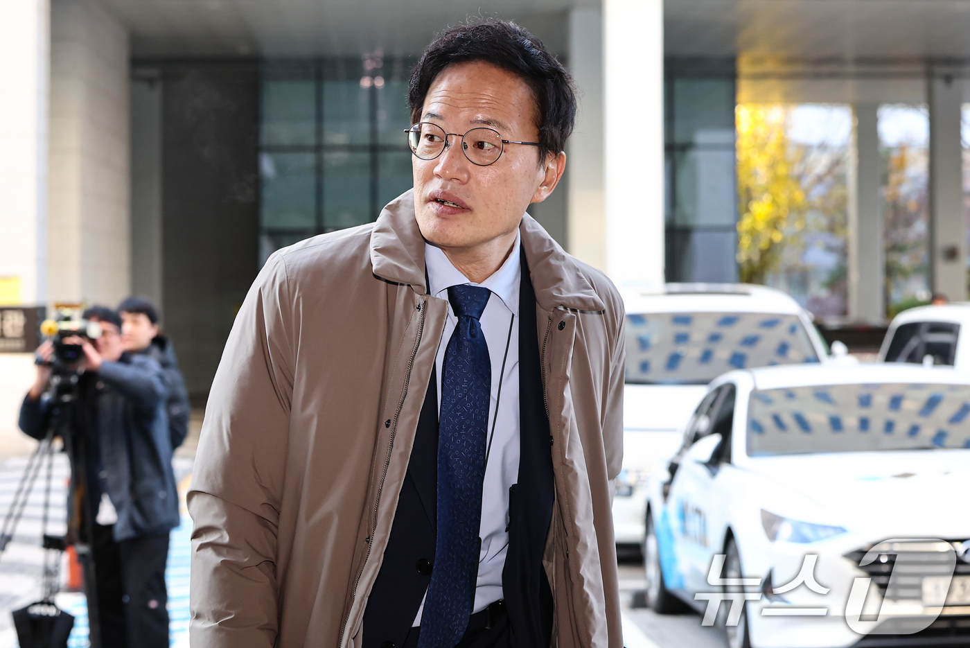 (서울=뉴스1) 김도우 기자 = 박주민 더불어민주당 의원이 28일 서울 양천구 남부지방법원에서 열린 국회 패스트트랙(신속처리안건) 충돌 사건 관련 결심 공판에 출석하고 있다. 20 …