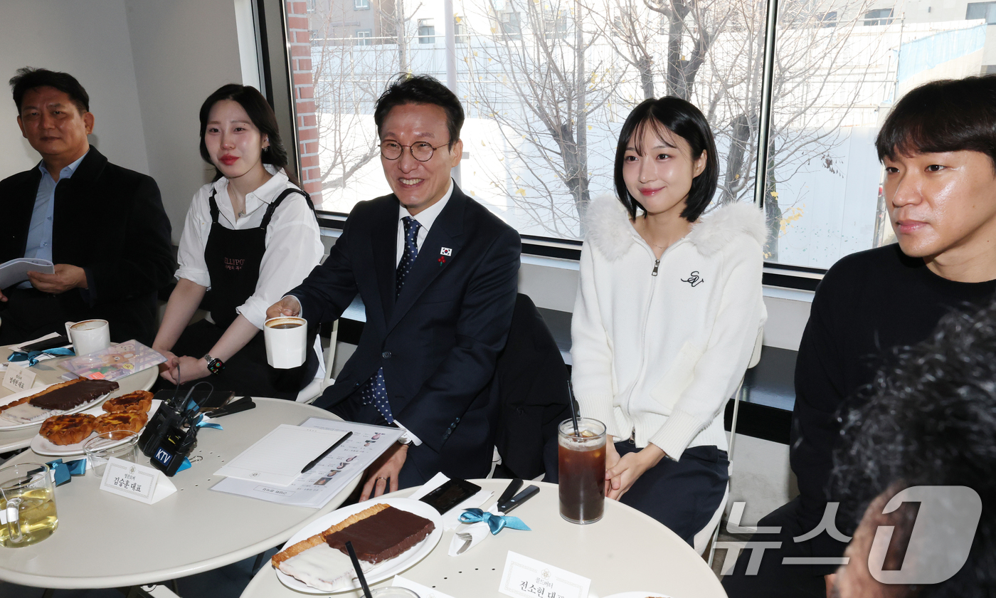 (대전=뉴스1) 김기태 기자 = 김민석 국무총리가 28일 대전시 중구 대흥동 뮤제베이커리에서 상인들과 간담회를 갖고 있다.  2025.11.28/뉴스1