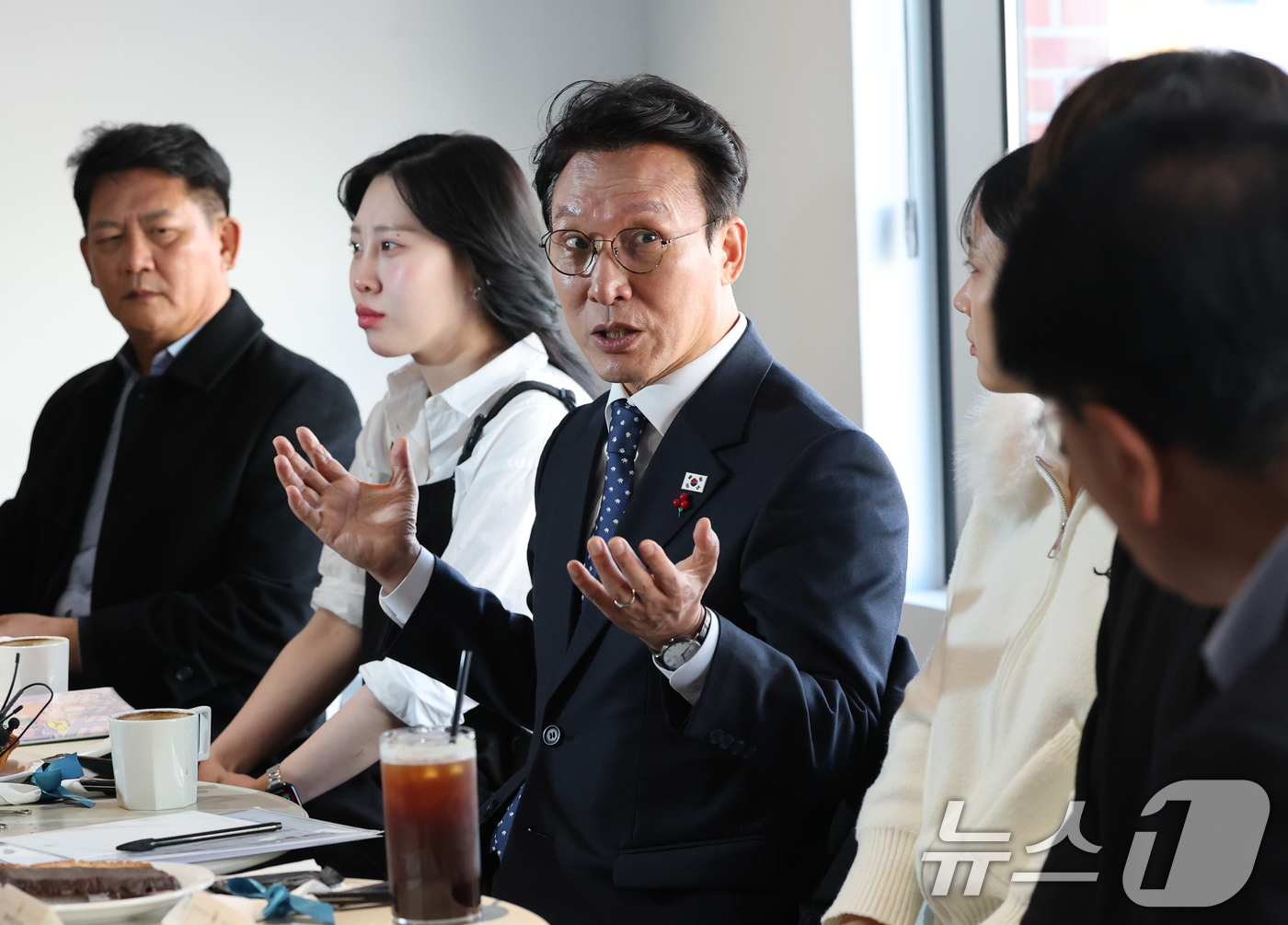 (대전=뉴스1) 김기태 기자 = 김민석 국무총리가 28일 대전시 중구 대흥동 뮤제베이커리에서 상인들과 간담회를 갖고 있다.  2025.11.28/뉴스1