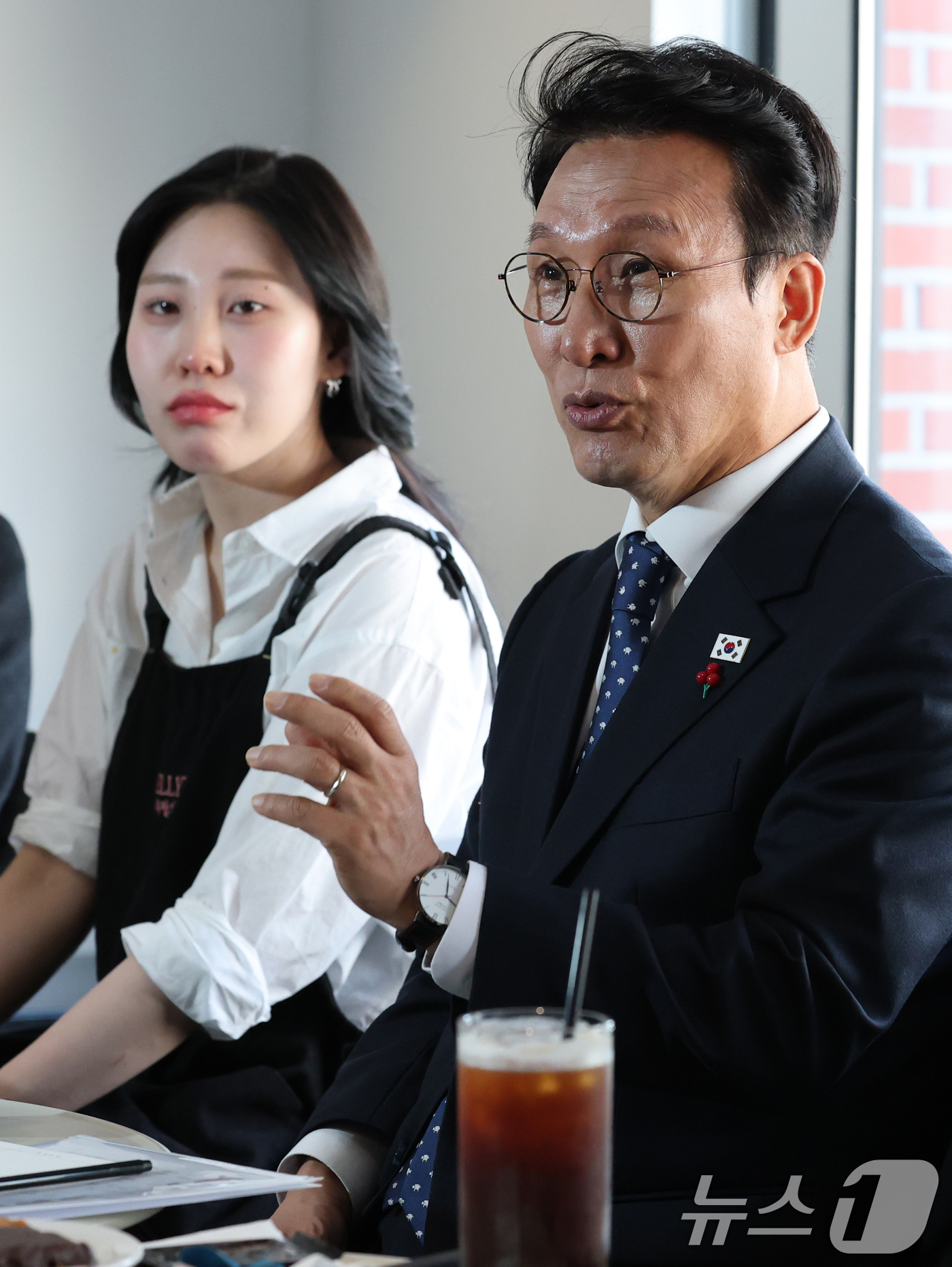 (대전=뉴스1) 김기태 기자 = 김민석 국무총리가 28일 대전시 중구 대흥동 뮤제베이커리에서 상인들과 간담회를 갖고 있다.  2025.11.28/뉴스1