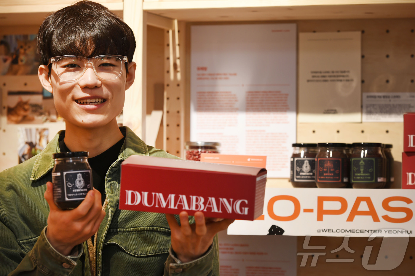 (서울=뉴스1) = 지난 26일부터 12월 2일까지 서울 서대문구 웰컴센터연희에서 ‘로컬 파이오니어 스쿨 연계전시’가 열린 가운데 ‘로컬 파이오니어 피칭’에서 우수상을 받은 정건호 …