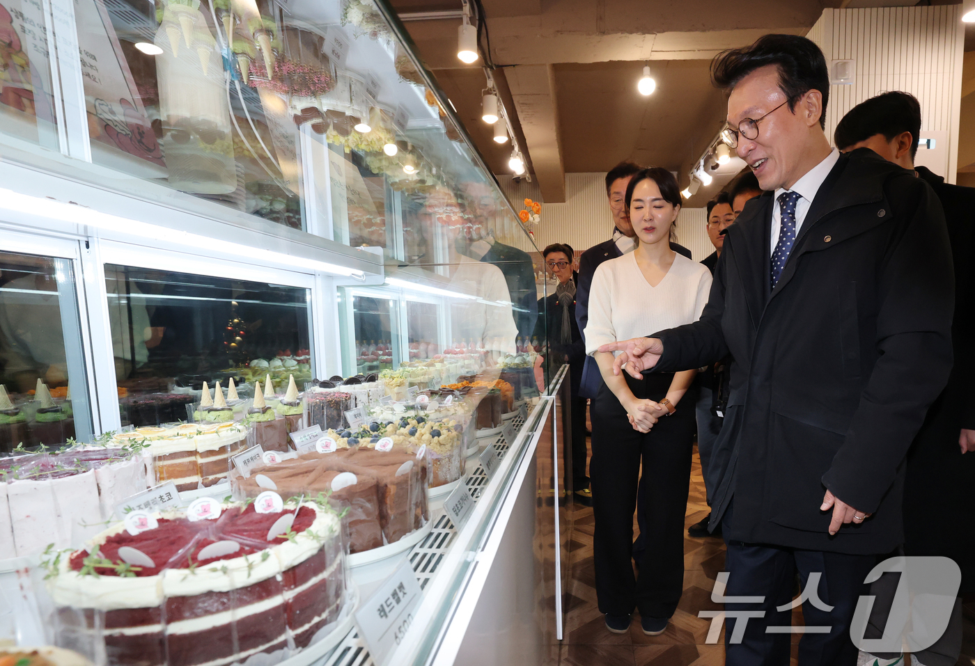 (대전=뉴스1) 김기태 기자 = 김민석 국무총리가 28일 대전시 중구 대흥동 제과점 땡큐베리머치에서 케이크 설명을 듣고 있다. 2025.11.28/뉴스1