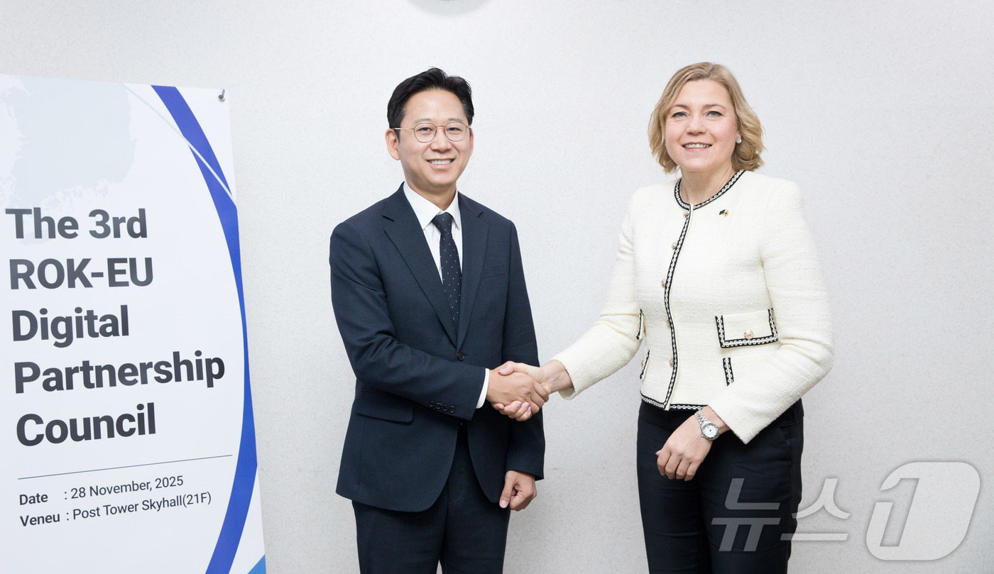 (서울=뉴스1) = 배경훈 부총리 겸 과학기술정보통신부 장관이 28일 서울중앙우체국 스카이홀에서 열린‘제3차 한-EU 디지털 파트너십 협의회’에서 헤나 비르쿠넨 유럽연합 집행위원회 …