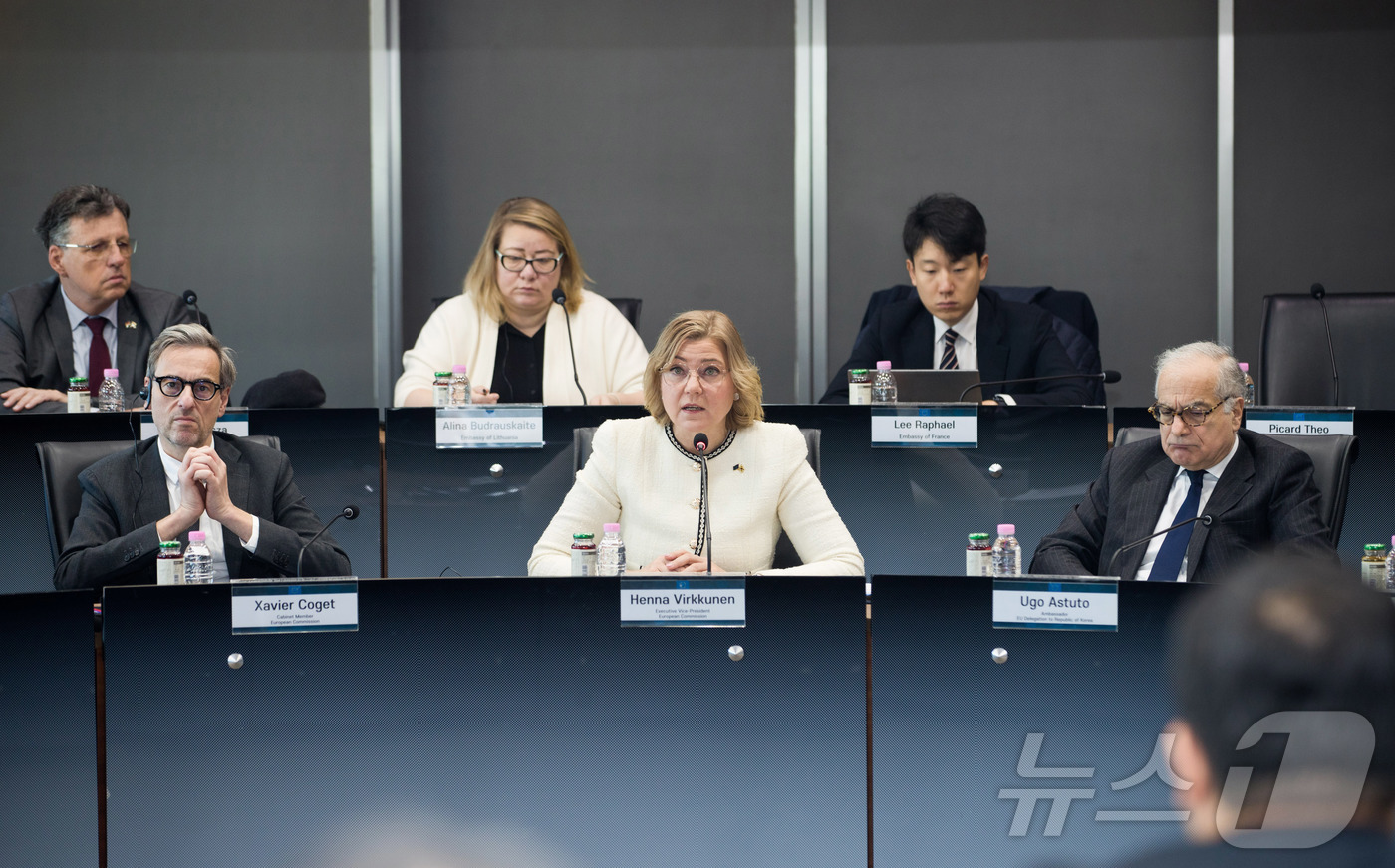 (서울=뉴스1) = 헤나 비르쿠넨 유럽연합 집행위원회 수석부위원장이 28일 서울중앙우체국 스카이홀에서 열린 ‘제3차 한-EU 디지털 파트너십 협의회’에서 발언하고 있다. (과학기술 …