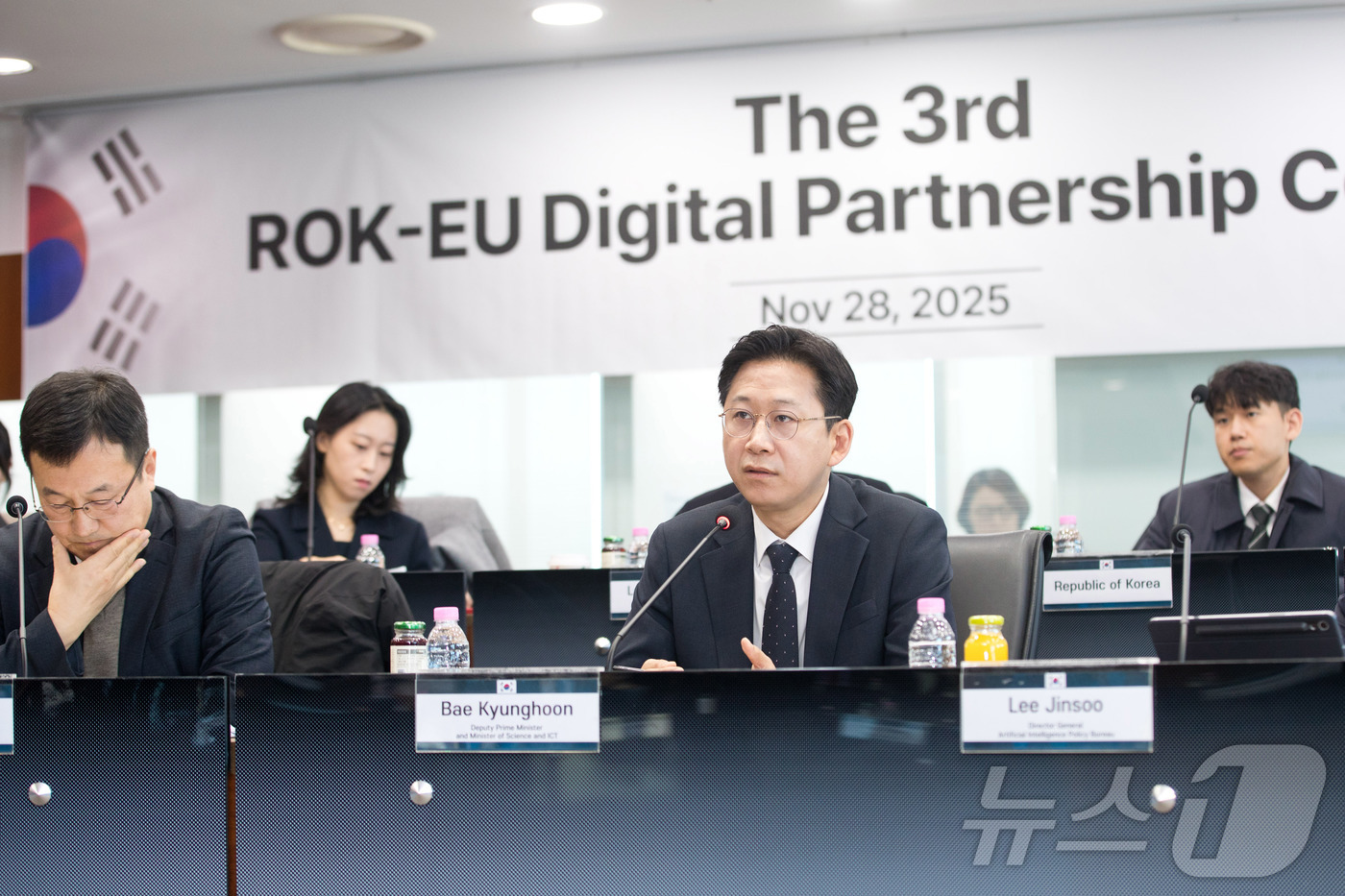 (서울=뉴스1) = 배경훈 부총리 겸 과학기술정보통신부 장관이 28일 서울중앙우체국 스카이홀에서 열린 ‘제3차 한-EU 디지털 파트너십 협의회’에 참석해 발언하고 있다. (과학기술 …