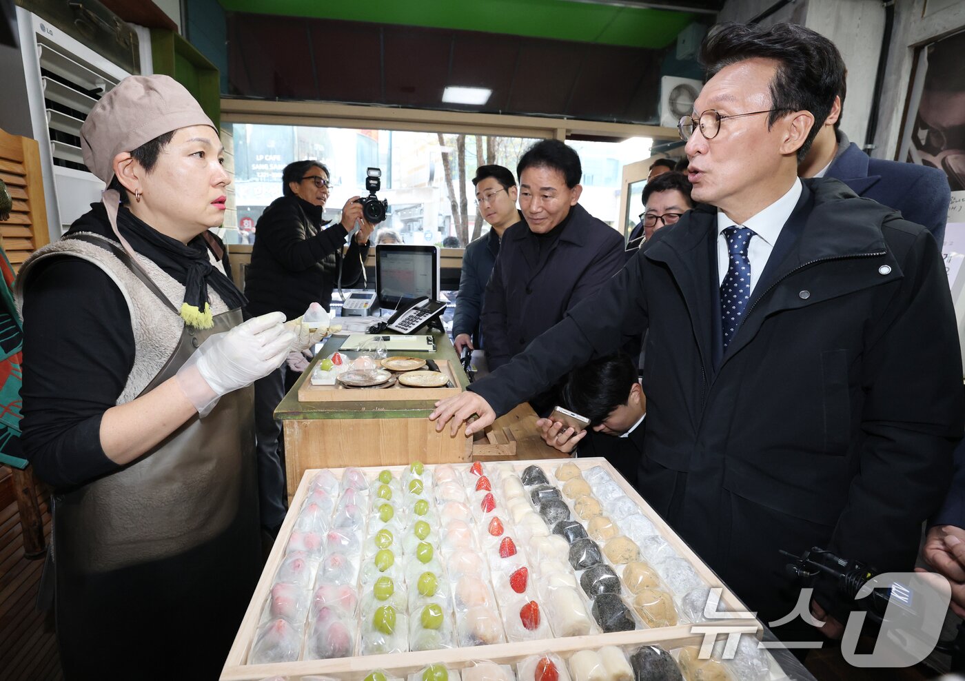 본문 이미지 - 김민석 국무총리가 28일 대전시 중구 대흥동 영춘모찌에서 상인과 대화하고 있다. 2025.11.28/뉴스1 ⓒ News1 김기태 기자