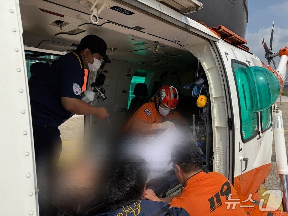 본문 이미지 - 제주119가 지난 7월 14일 폐섬유증 환자를 헬기로 이송하고 있다/뉴스1 