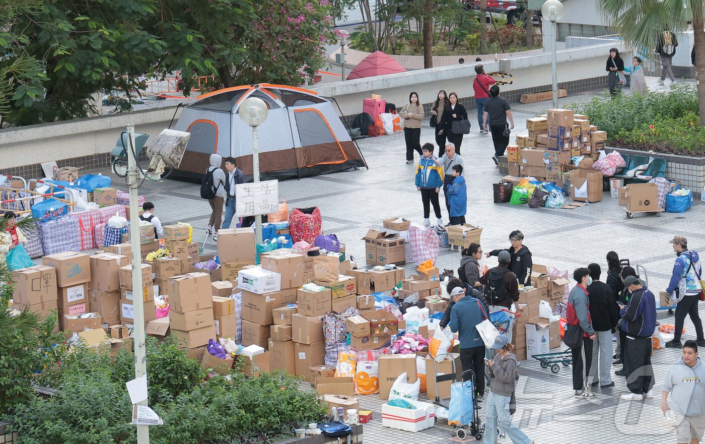 본문 이미지 - 대형 화재가 발생한 웡 푹 코트 아파트 단지 인근에 기부 받은 물품들이 놓여있다. 2025.11.28/뉴스1 ⓒ News1 권현진 기자