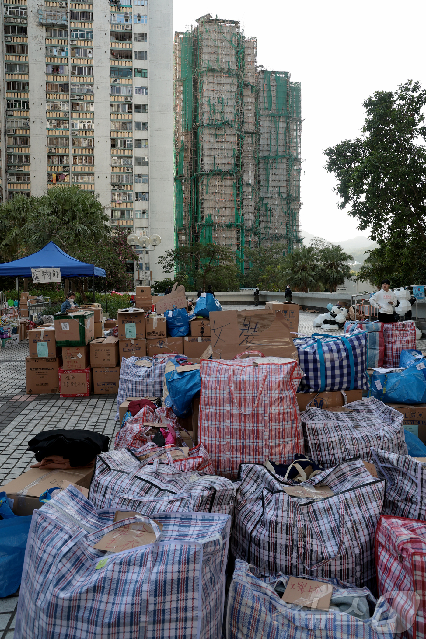 (홍콩=뉴스1) 권현진 기자 = 28일(현지시간) 대형 화재가 발생한 홍콩 북부 타이포 구역의 웡 푹 코트 아파트 단지 인근에 기부 받은 물품들이 놓여있다. 2025.11.28/뉴 …
