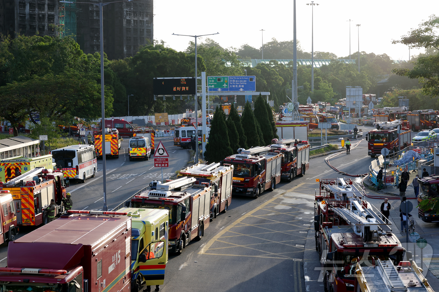 (홍콩=뉴스1) 권현진 기자 = 28일(현지시간) 홍콩 타이포 지역 왕 푹 콕 아파트 단지 화재 현장. 주불은 진압됐지만 잔불이 남아 있어 소방차가 현장에서 대기하며 후속 진화 작 …