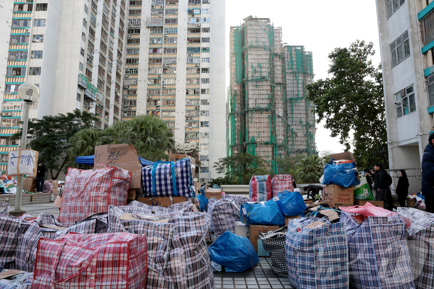 (홍콩=뉴스1) 권현진 기자 = 28일(현지시간) 대형 화재가 발생한 홍콩 북부 타이포 구역의 웡 푹 코트 아파트 단지 인근에 기부 받은 물품들이 놓여있다. 2025.11.28/뉴 …