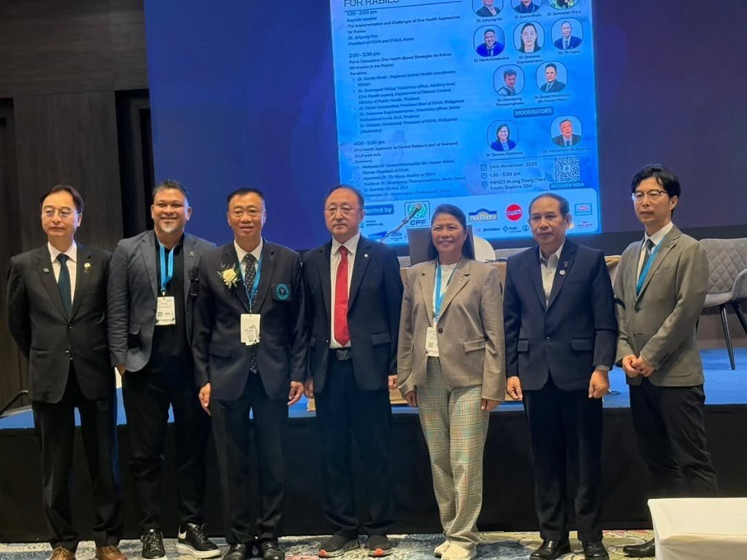 본문 이미지 - 정인성 위원장(왼쪽에서 네 번째)이 태국서 열린 국제 수의학 컨퍼런스 2025에서 관계자들과 기념 사진을 찍고 있다(FRASC 제공). ⓒ 뉴스1