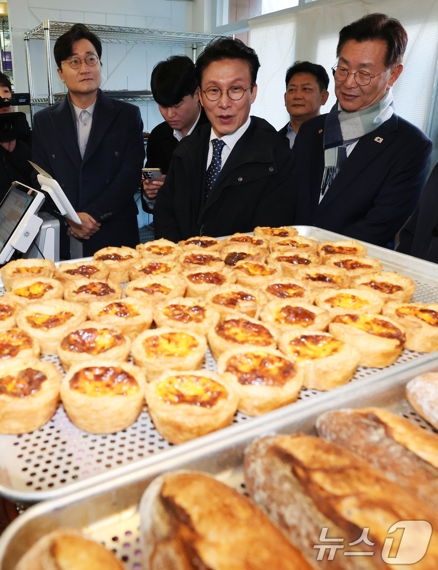 (대전=뉴스1) 김기태 기자 = 김민석 국무총리가 28일 대전시 중구 대흥동 제과점 몽심에서 빵에 대해 설명 듣고 있다. 2025.11.28/뉴스1