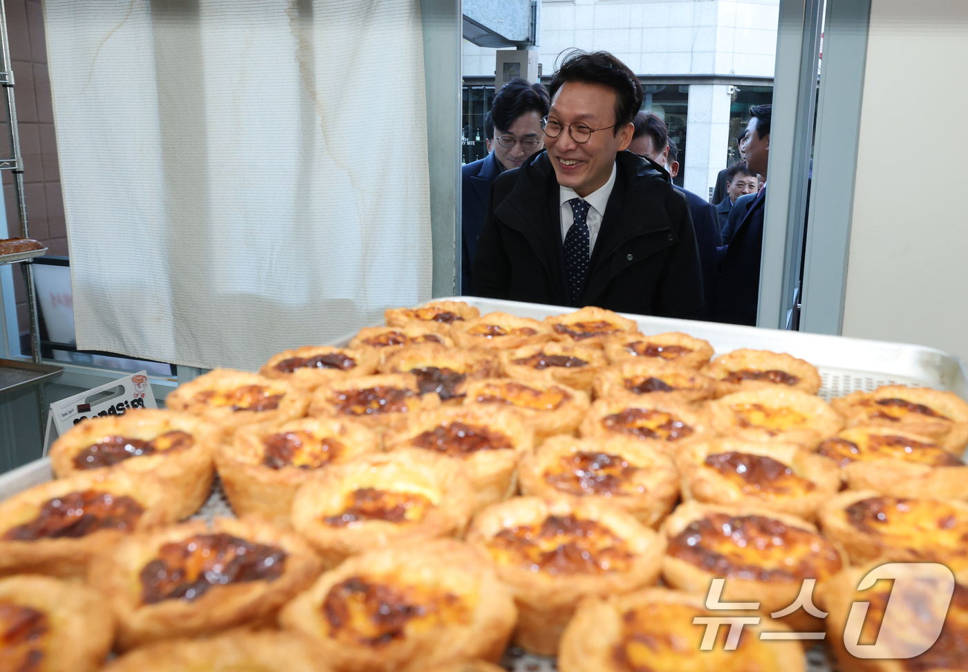 (대전=뉴스1) 김기태 기자 = 김민석 국무총리가 28일 대전시 중구 대흥동 제과점 몽심에을 방문하고 있다. 2025.11.28/뉴스1