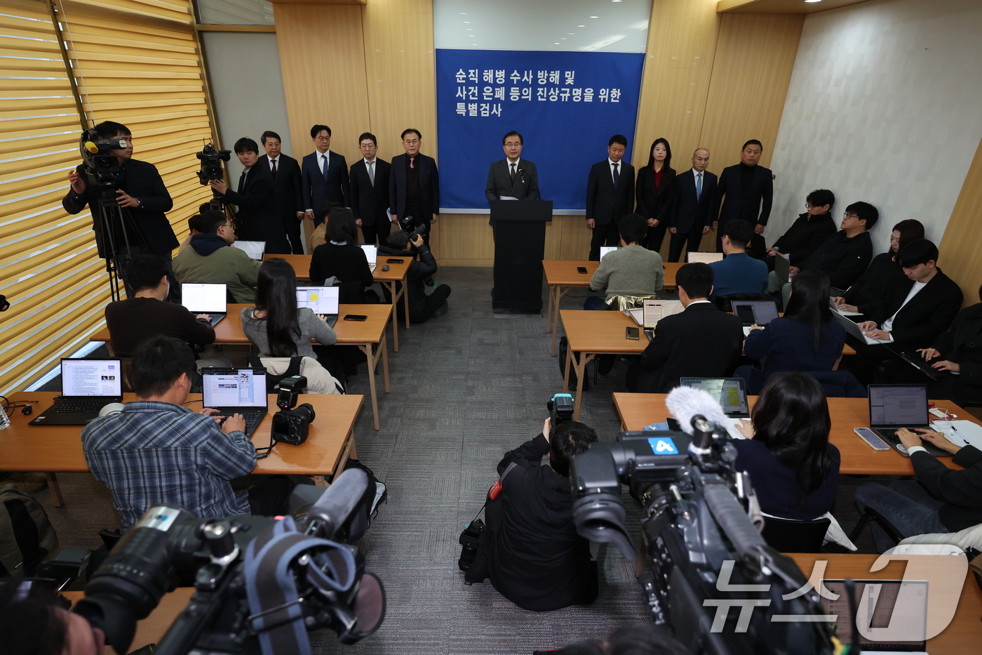 (서울=뉴스1) 안은나 기자 = 해병대원 순직사건 관련 의혹을 수사해 온 순직해병특검팀 이명현 특별검사가 28일 서울 서초구 해병특검 사무실에서 150일의 수사 일정을 마무리하며 …